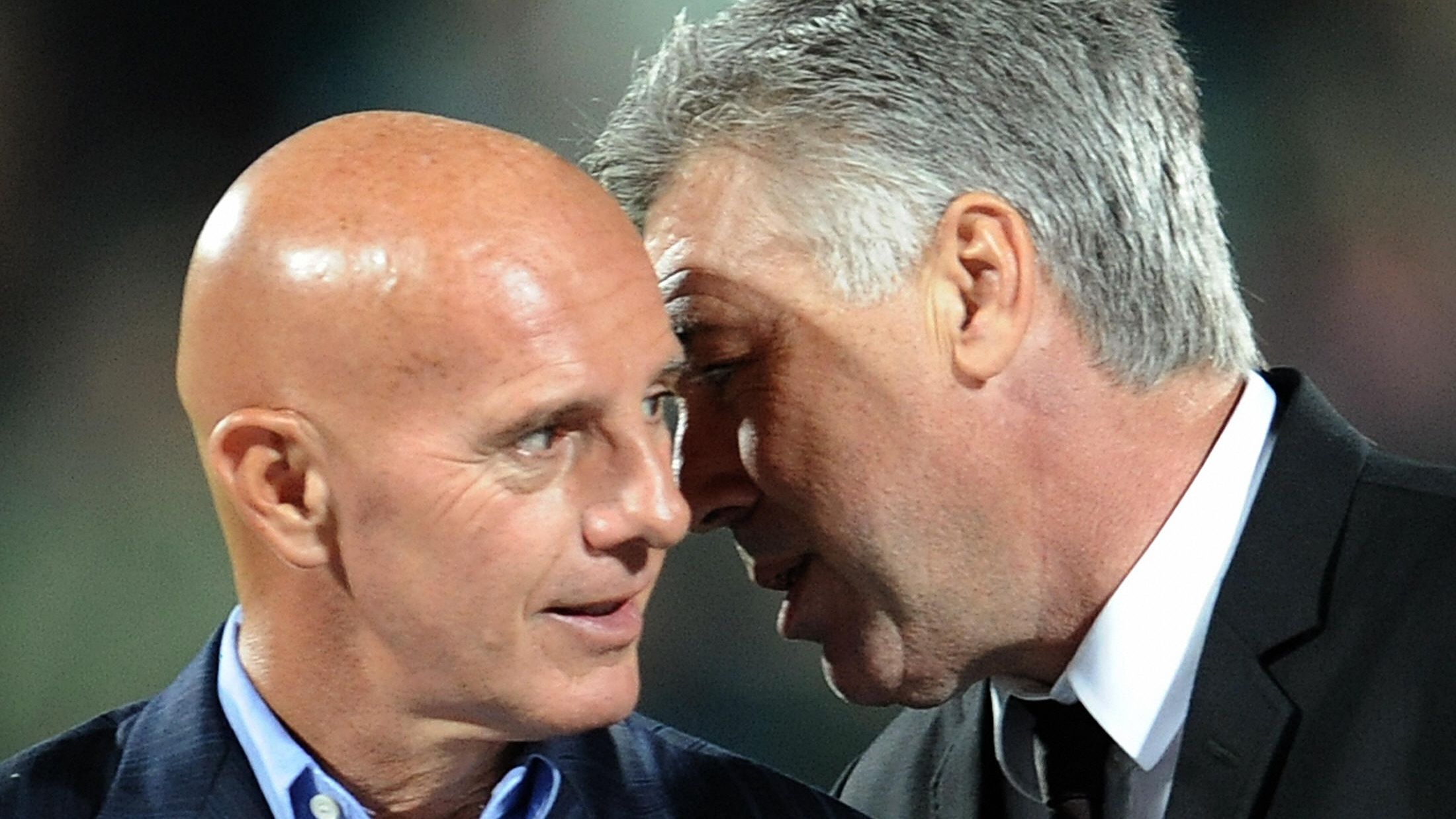 AC milan's coach Cerlo Ancellotti (R) ta