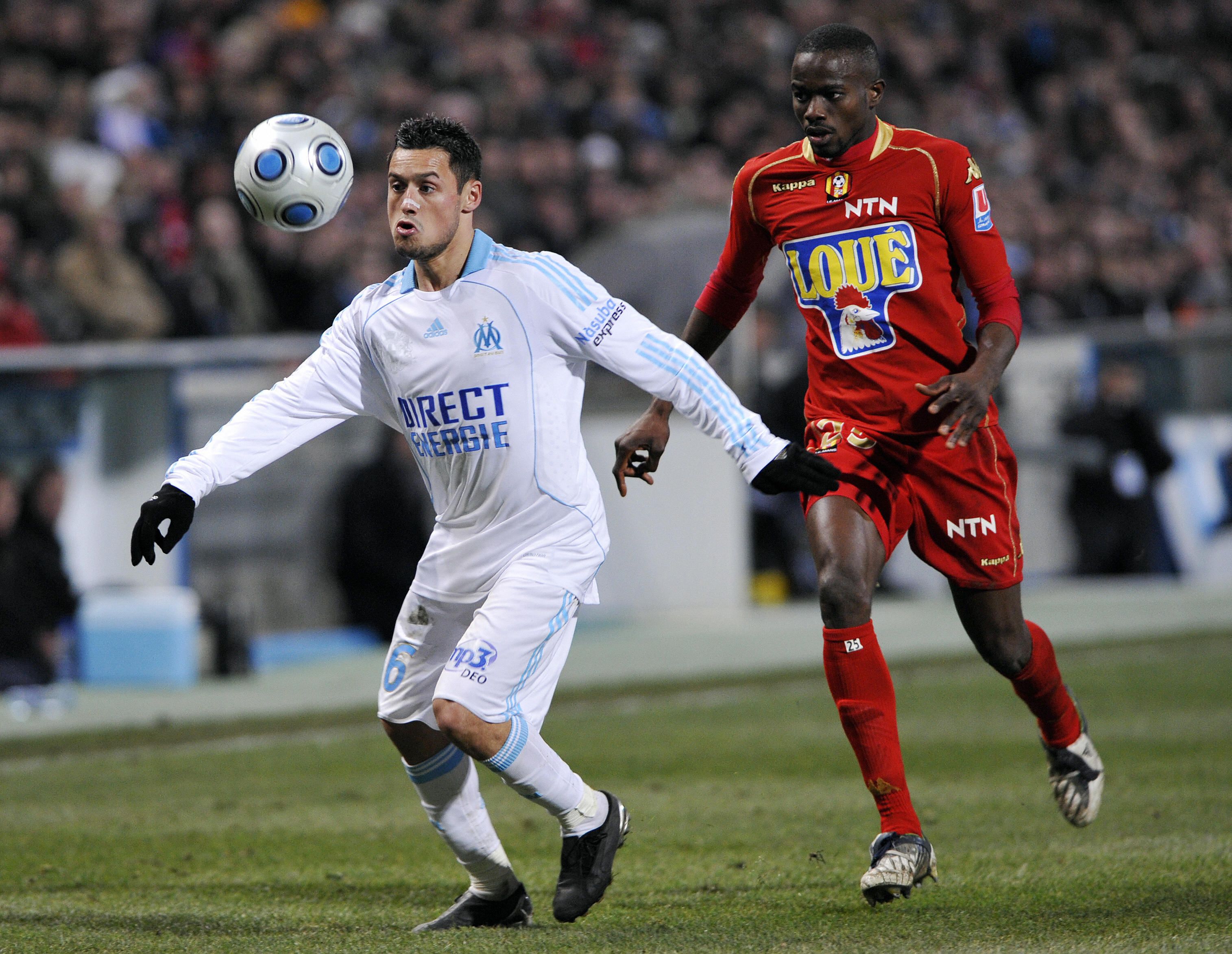 Marseille's Karim Ziani (L) vies with Le