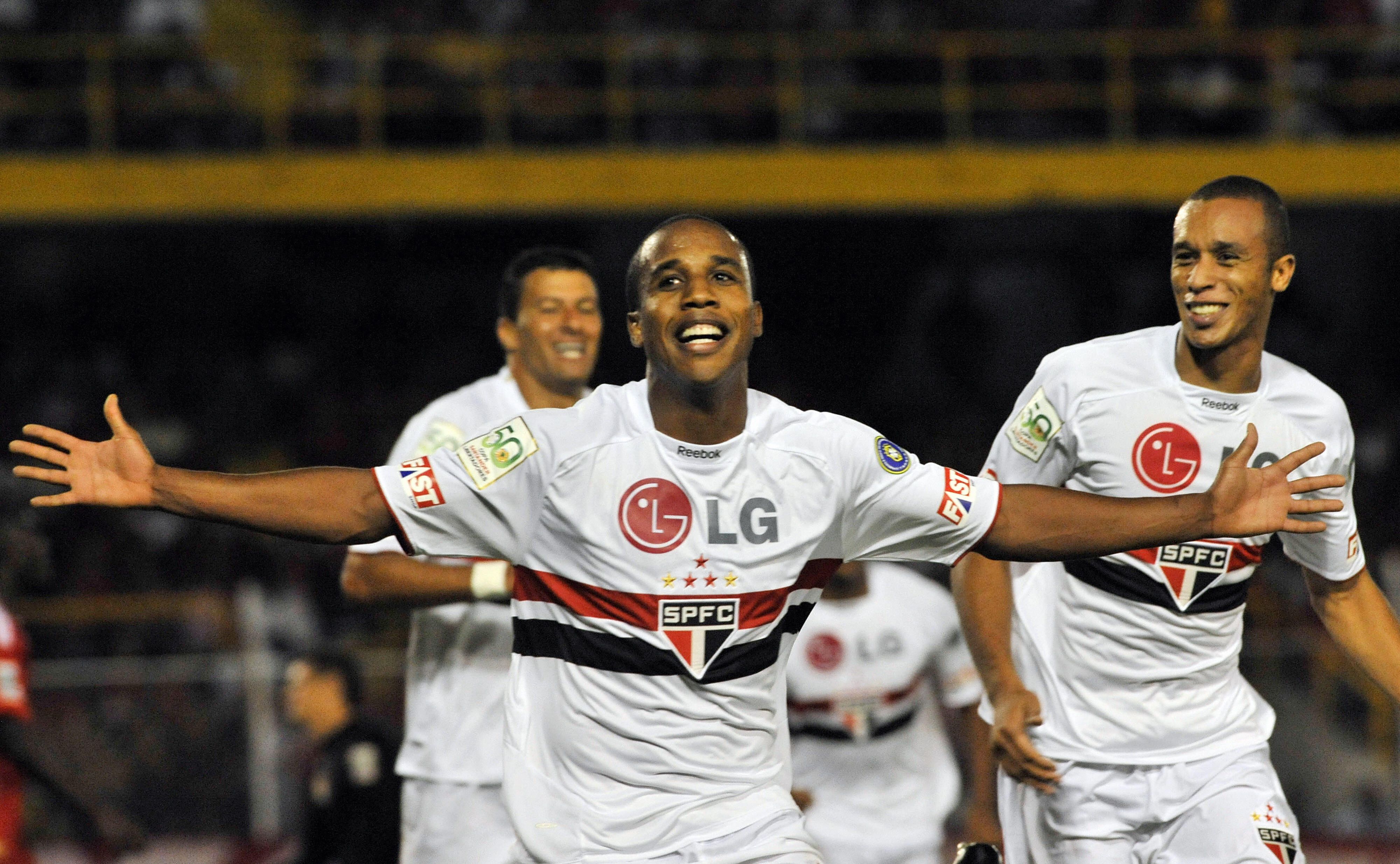 Borges (C) of Brazil's Sao Paulo celebra