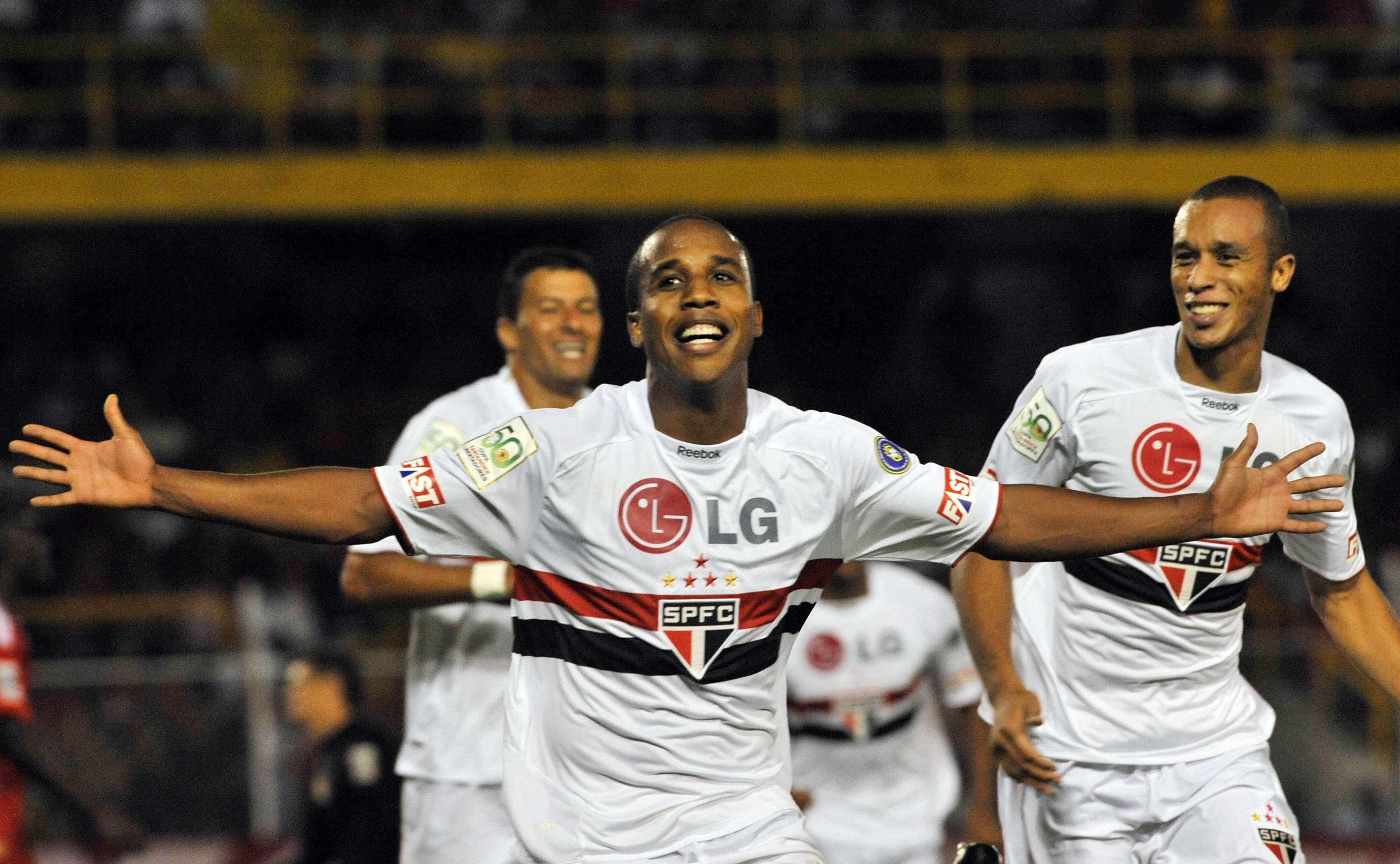 Borges (C) of Brazil's Sao Paulo celebra