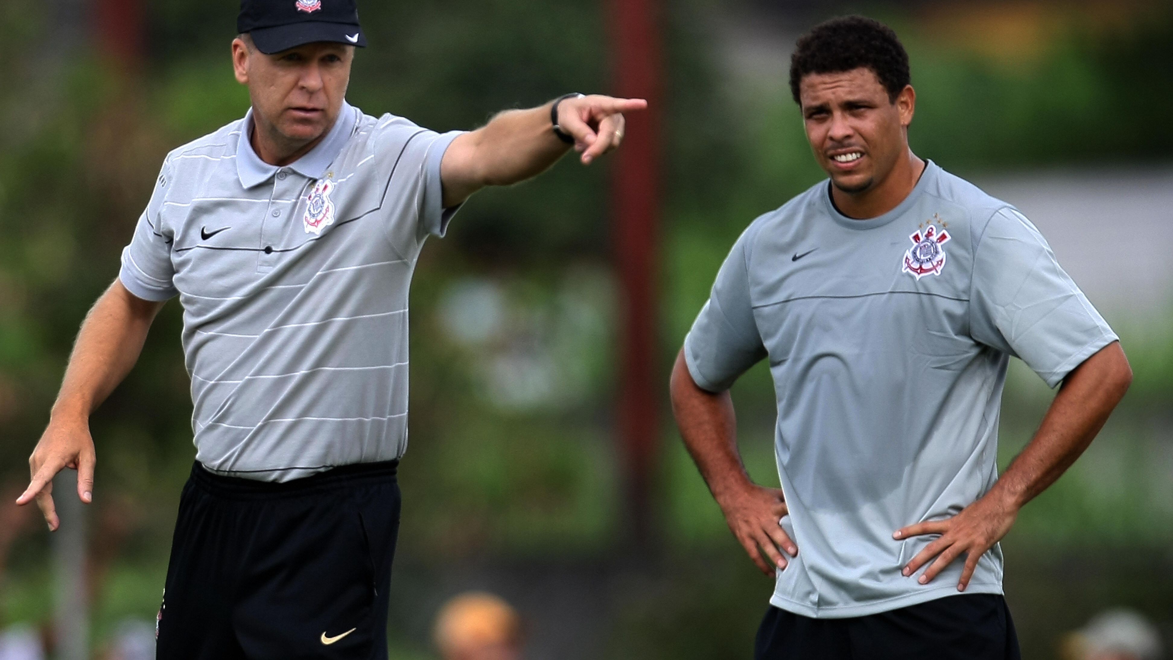 Brazilian soccer striker Ronaldo (R), of