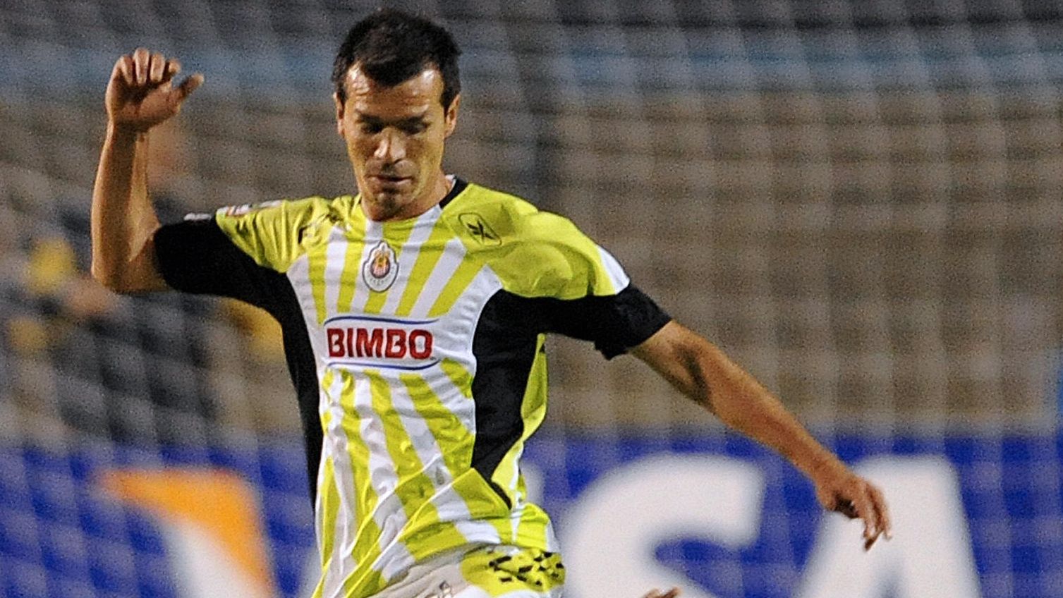 Jared Borgetti (TOP) of Mexico's Chivas