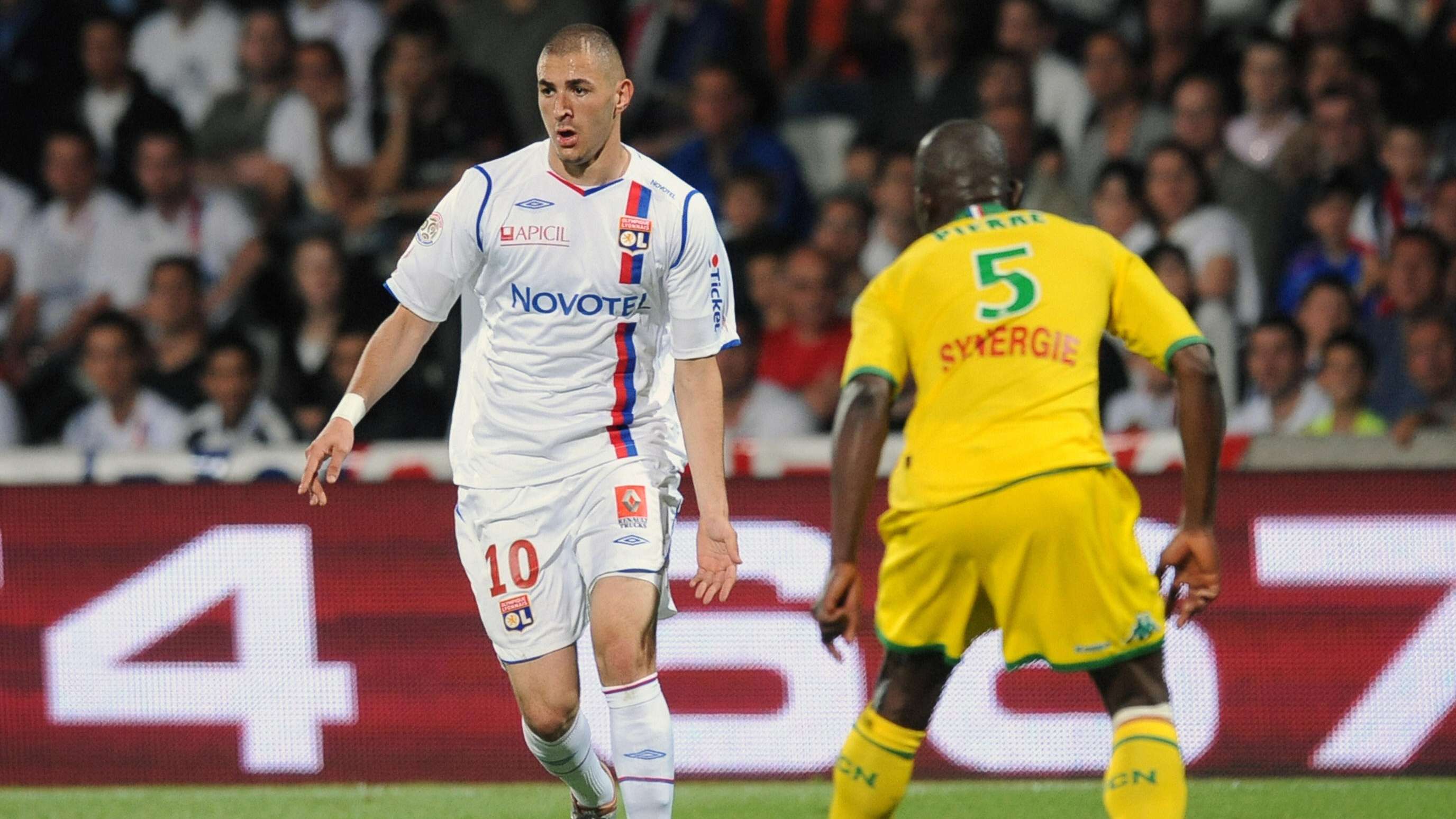 Lyon French forward Karim Benzema (L) vi