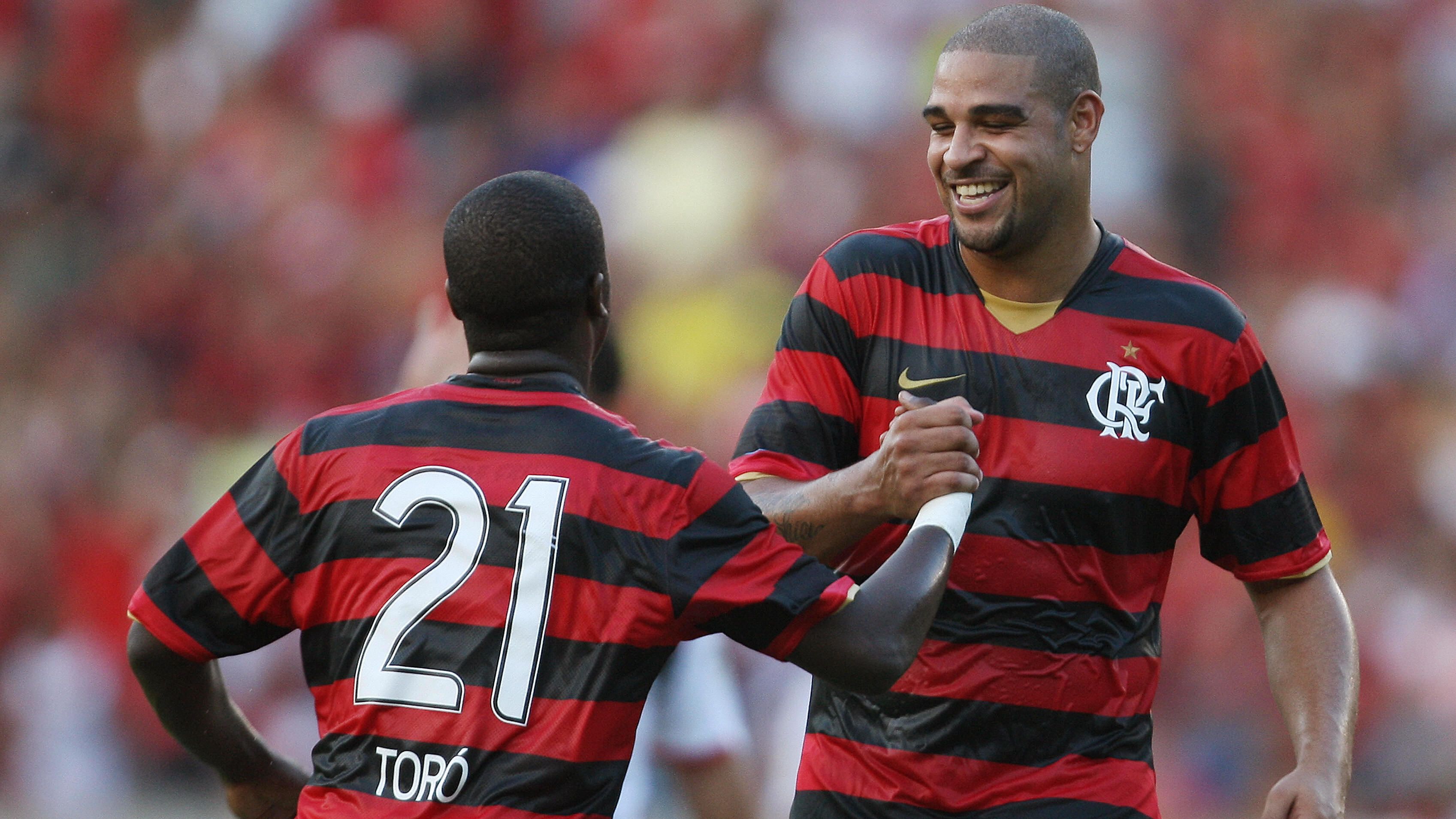 Brazilian striker Adriano (R) of Flameng