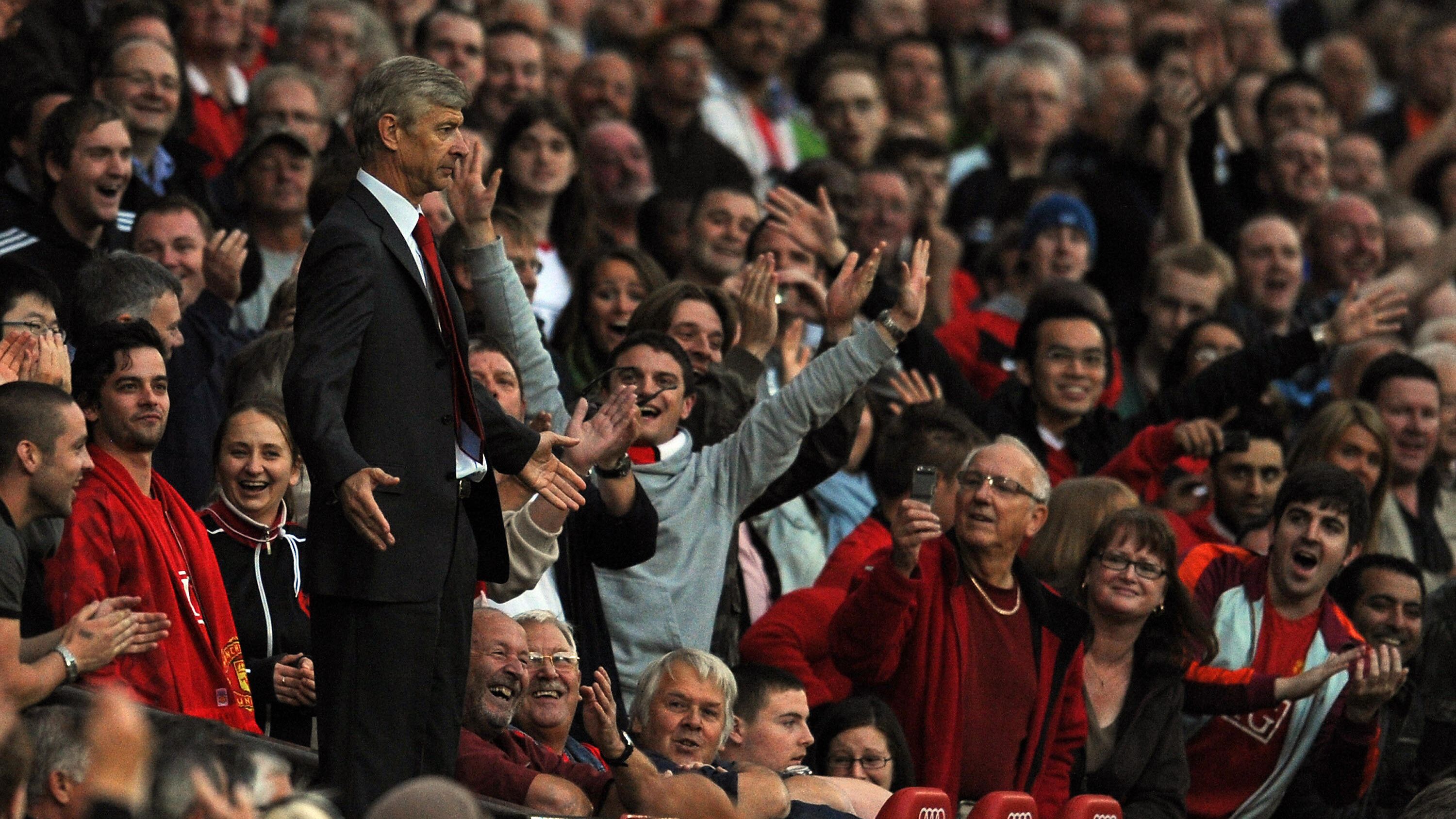 Arsenal's French manager Arsene Wenger g