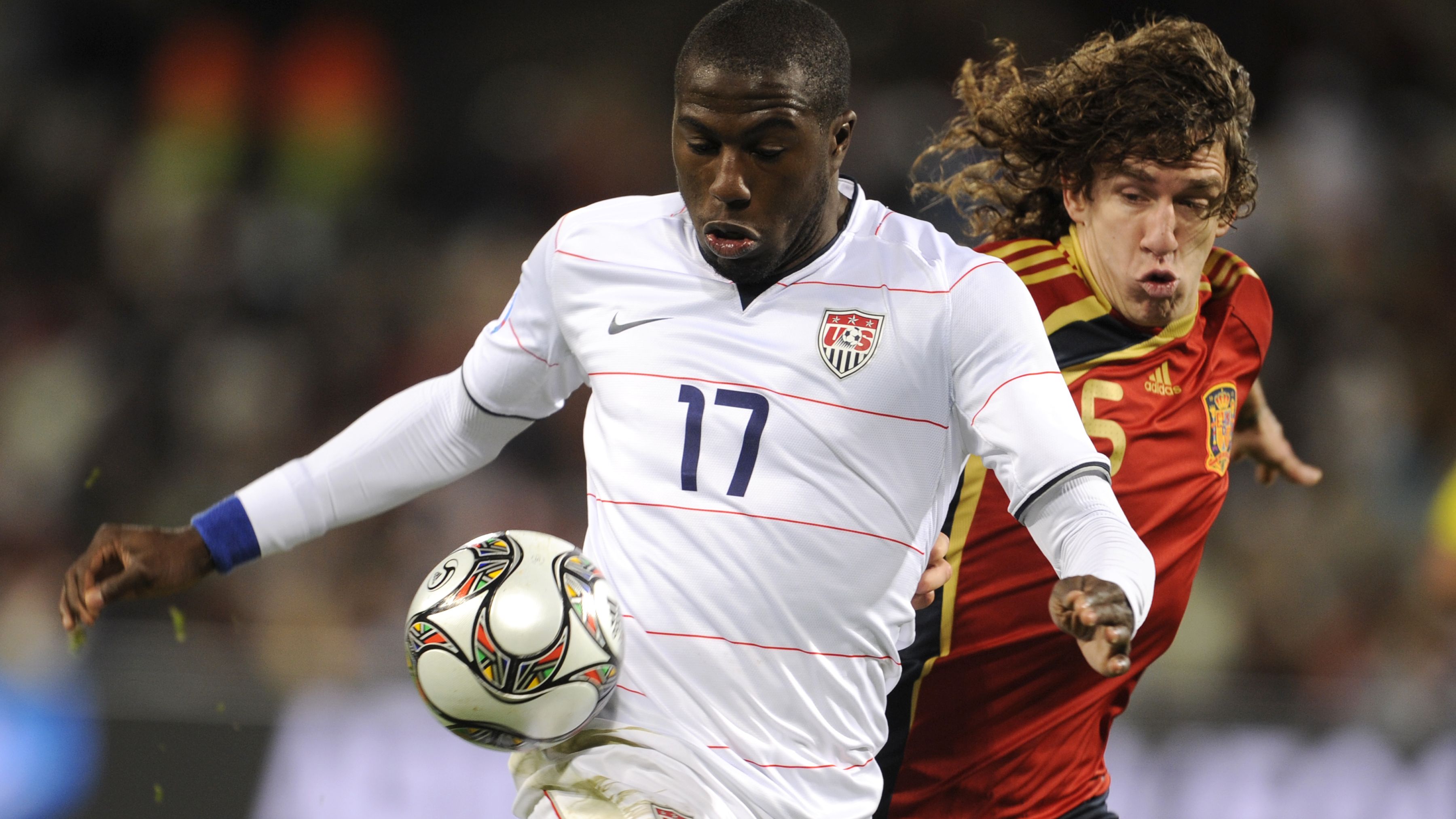 Spanish defender Carles Puyol (R) fights