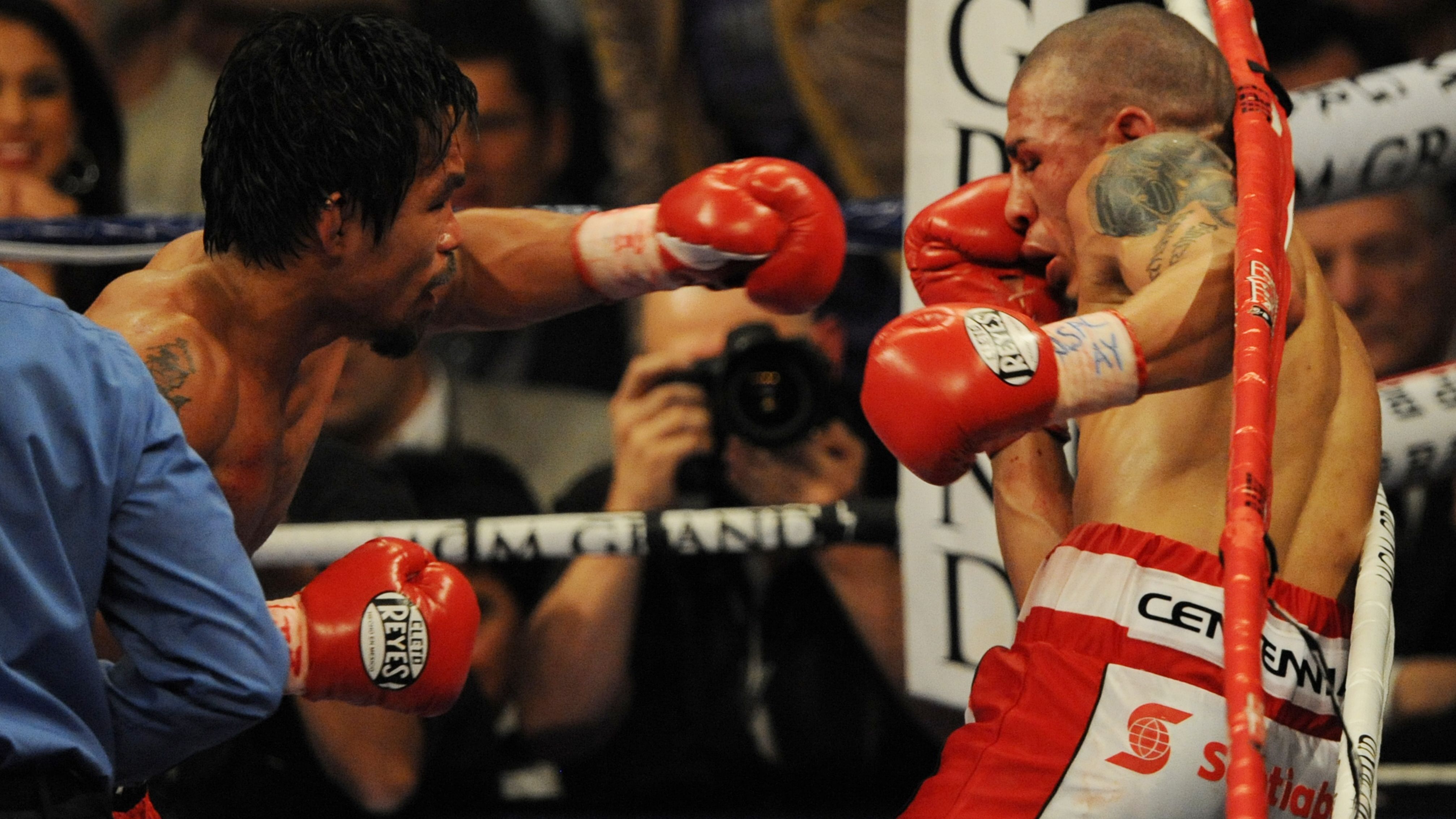 Manny Pacquiao (L) of the Philippines la