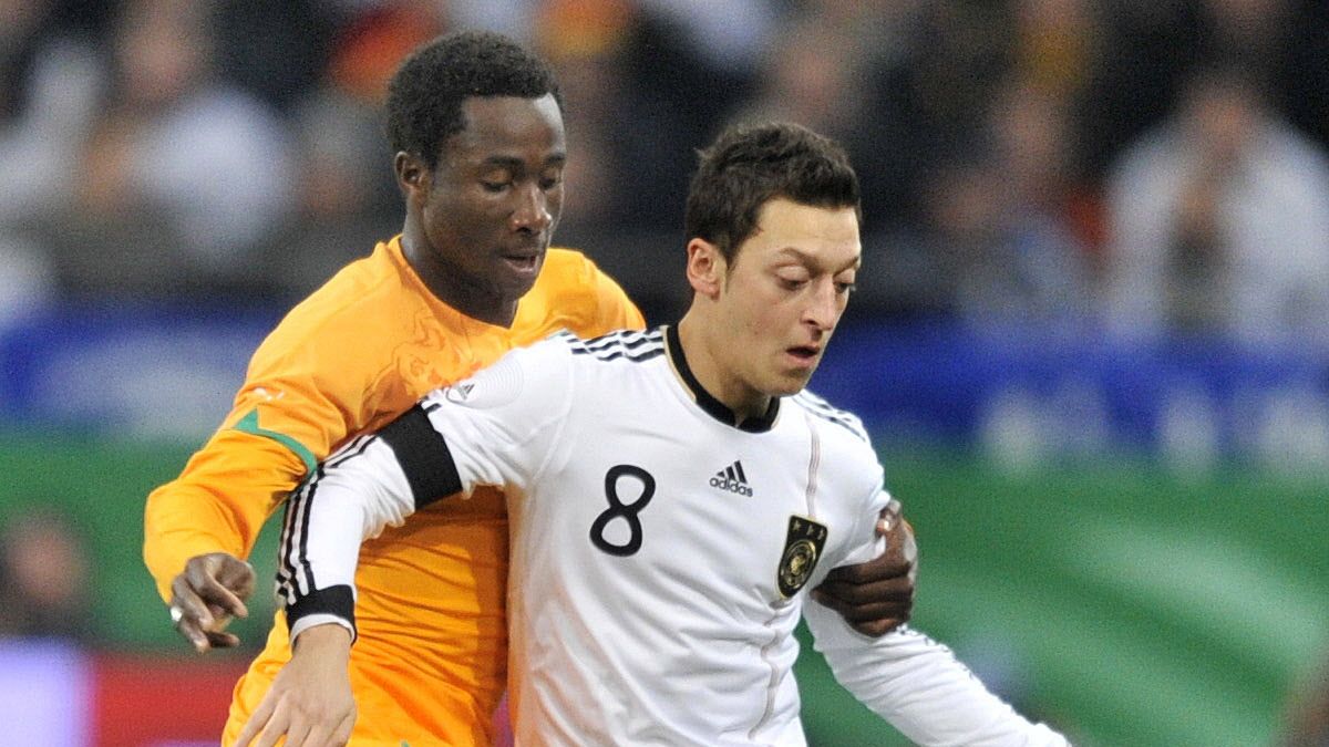 Cote d'Ivoire's Souleymane Bamba (L) and
