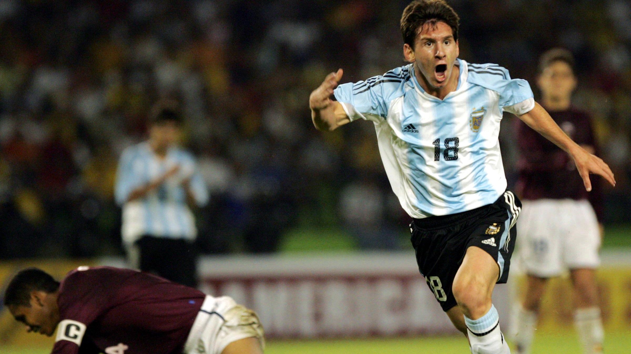 Lionel Messi (D) del seleccionado de Arg