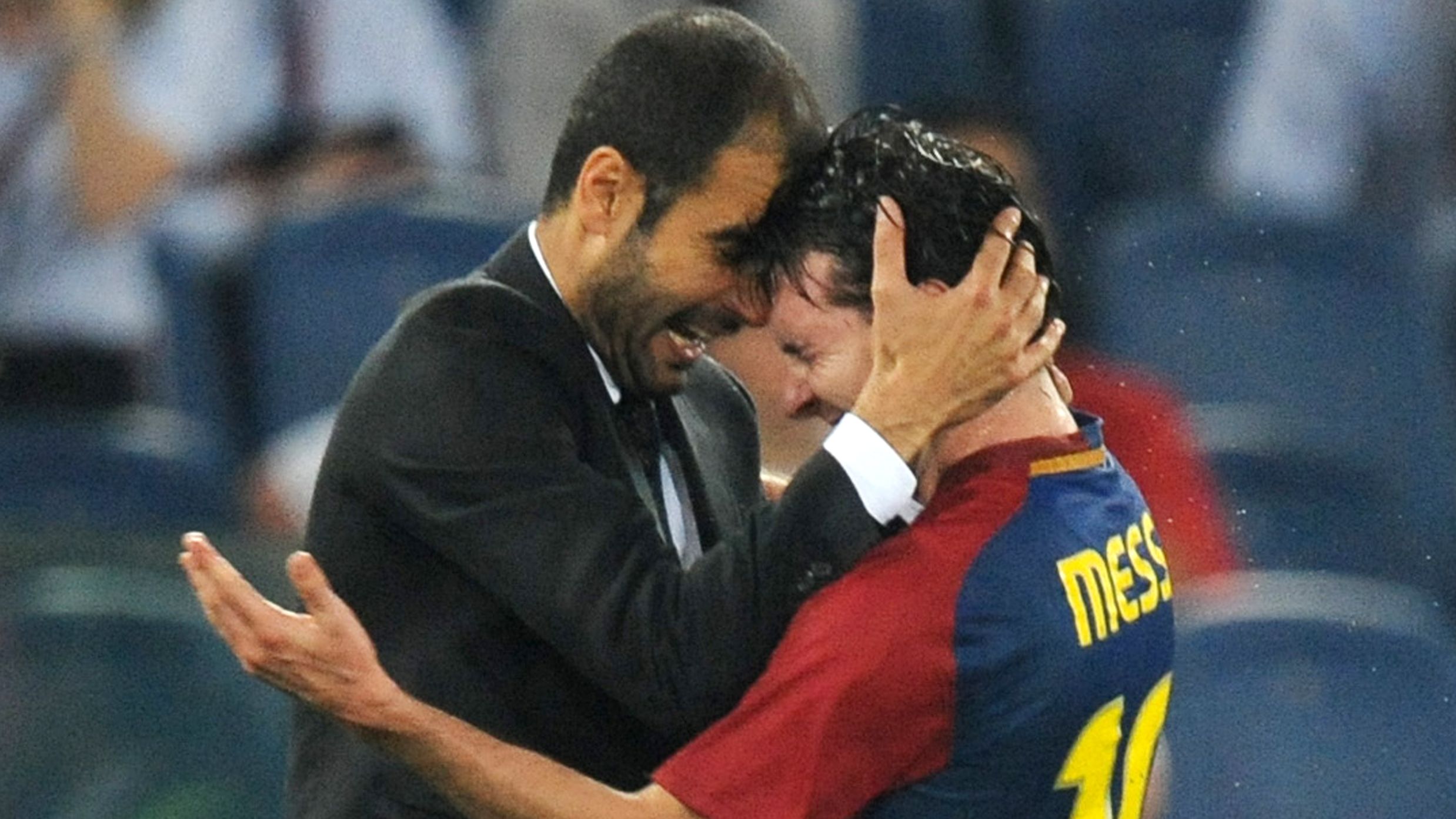 Barcelona´s coach Josep Guardiola (L) ce