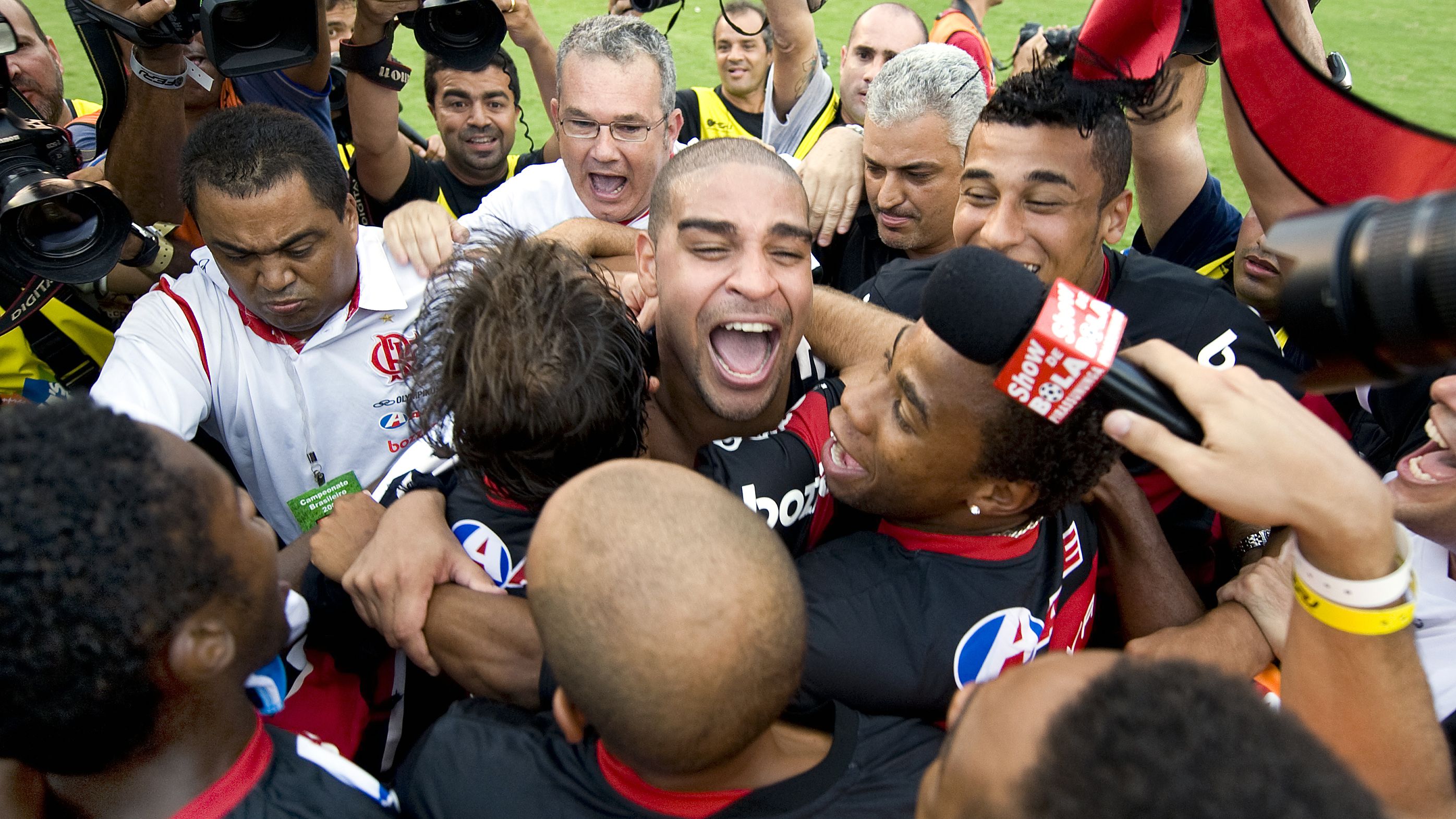 Flamengo's player Adriano (C) celebrates