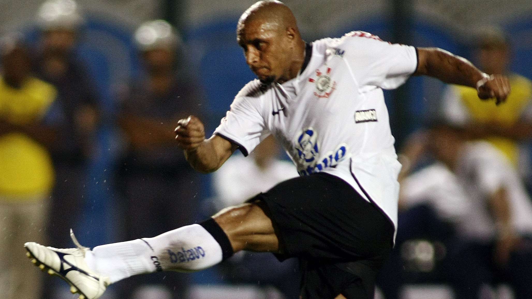 Brazilian striker Roberto Carlos, of Cor