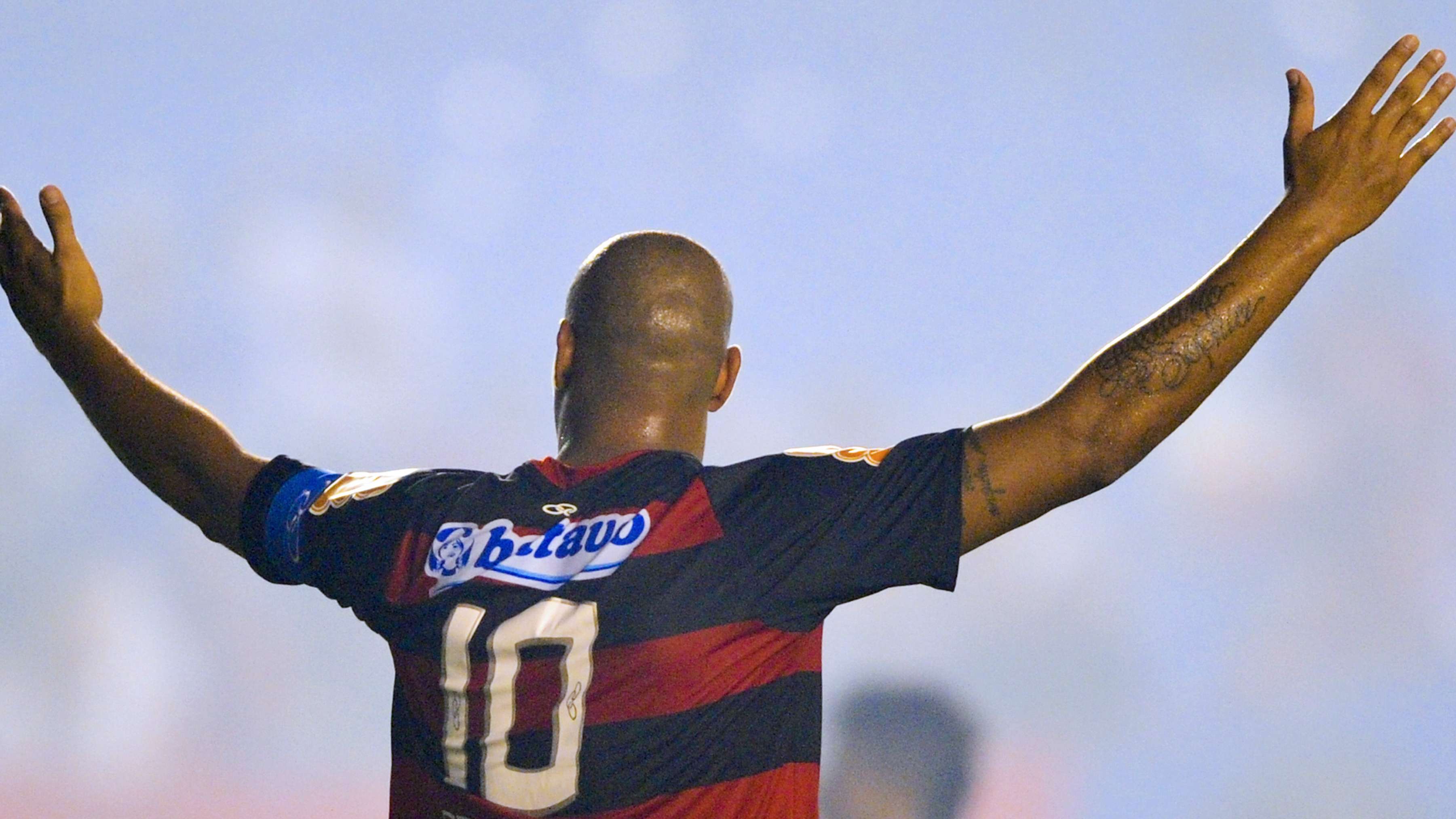 Flamengo's Adriano celebrates his goal d