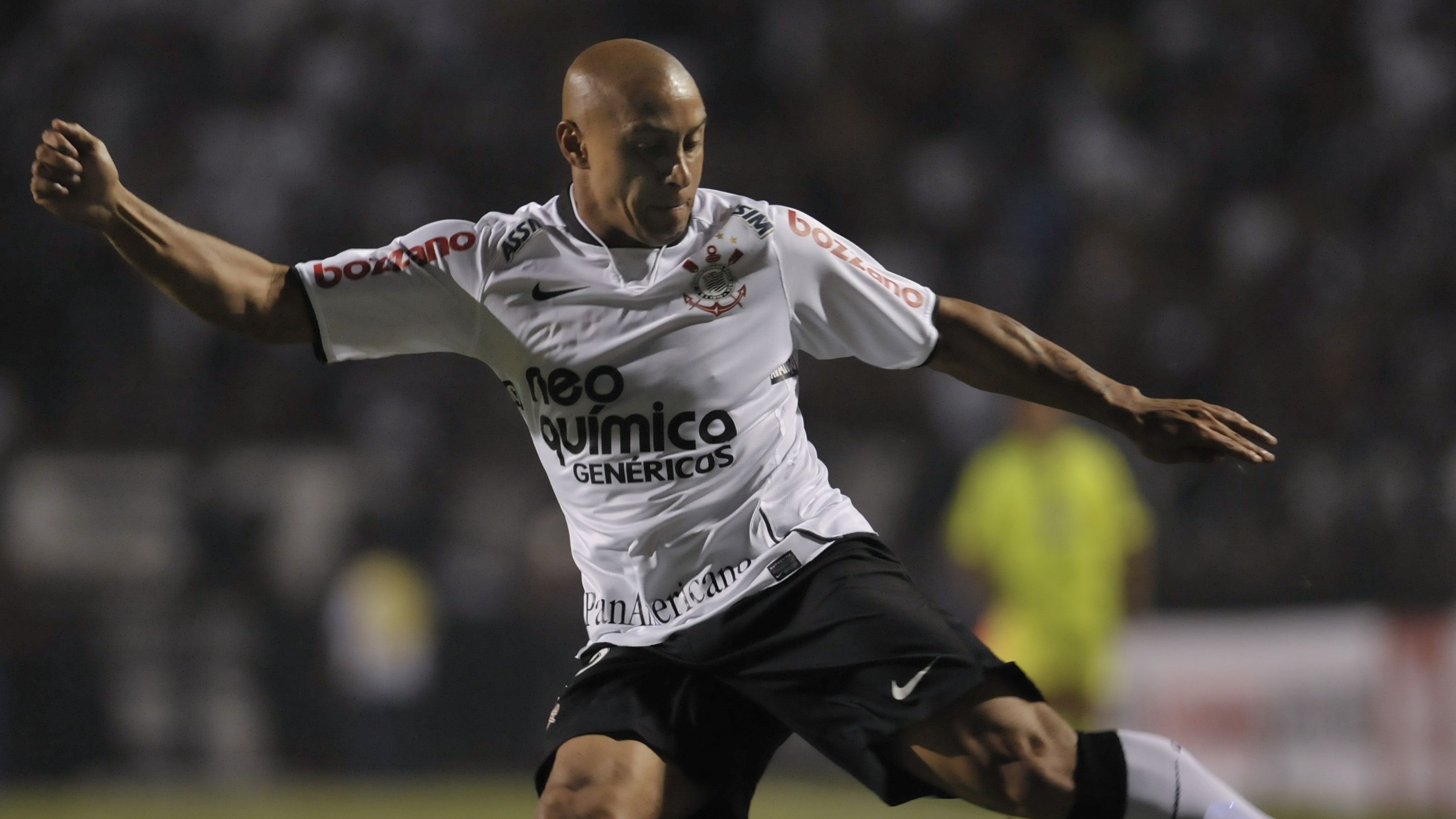 Roberto Carlos of Brazil's Corinthians i