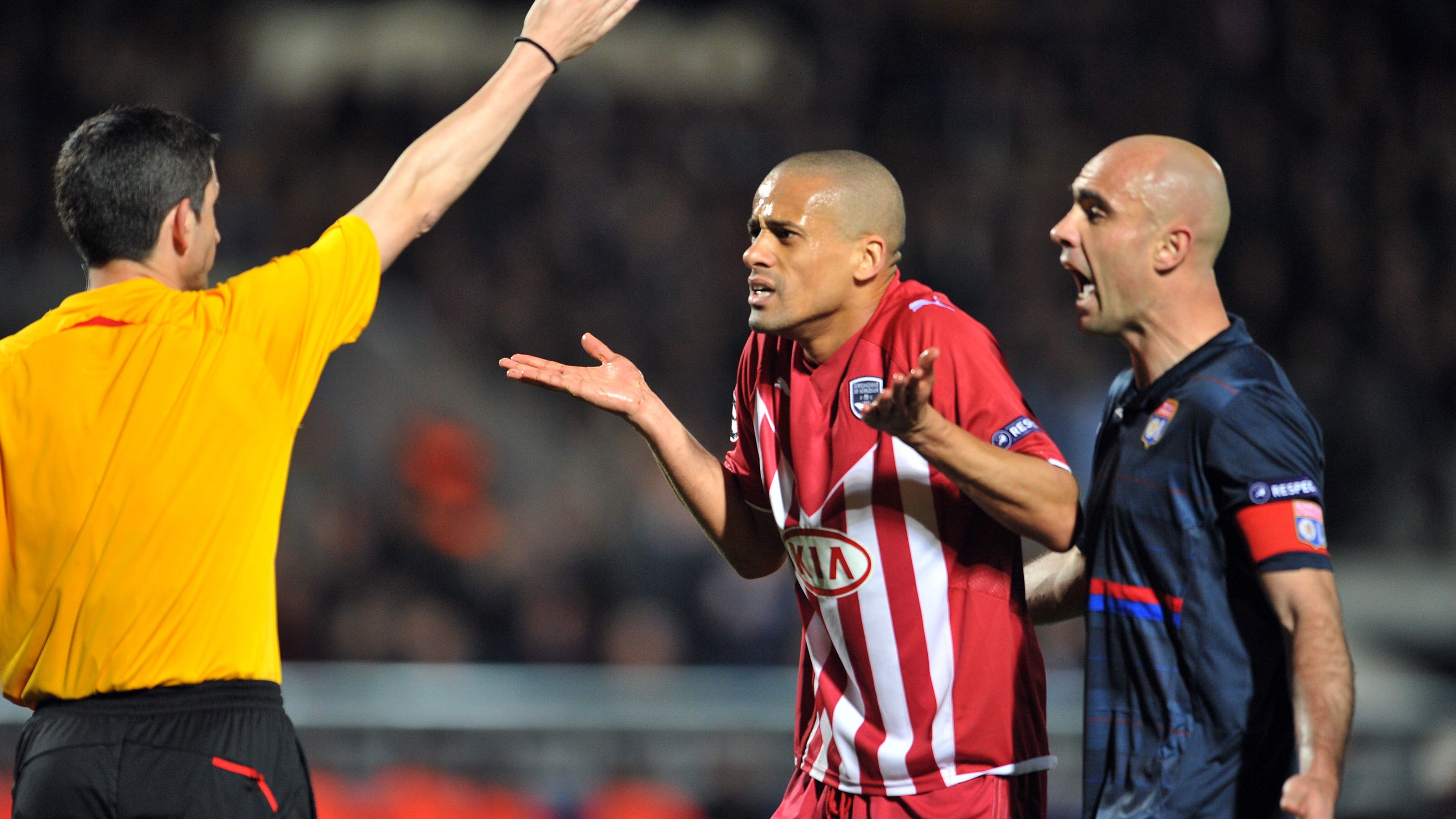 Bordeaux' midfielder Wendel (C) and Lyon