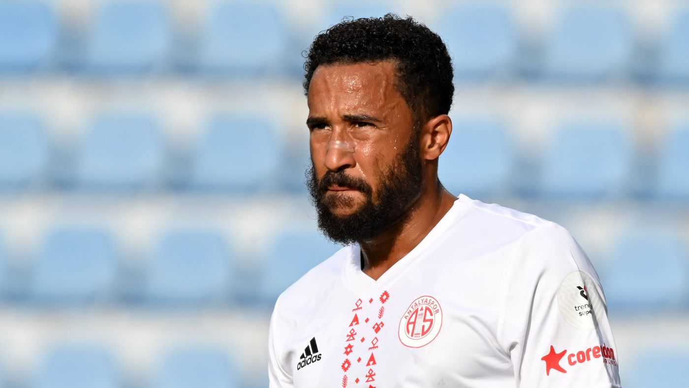فيديو | نجم إنجلترا السابق تاونسيند يتعرض للدهس داخل أرض الملعب!