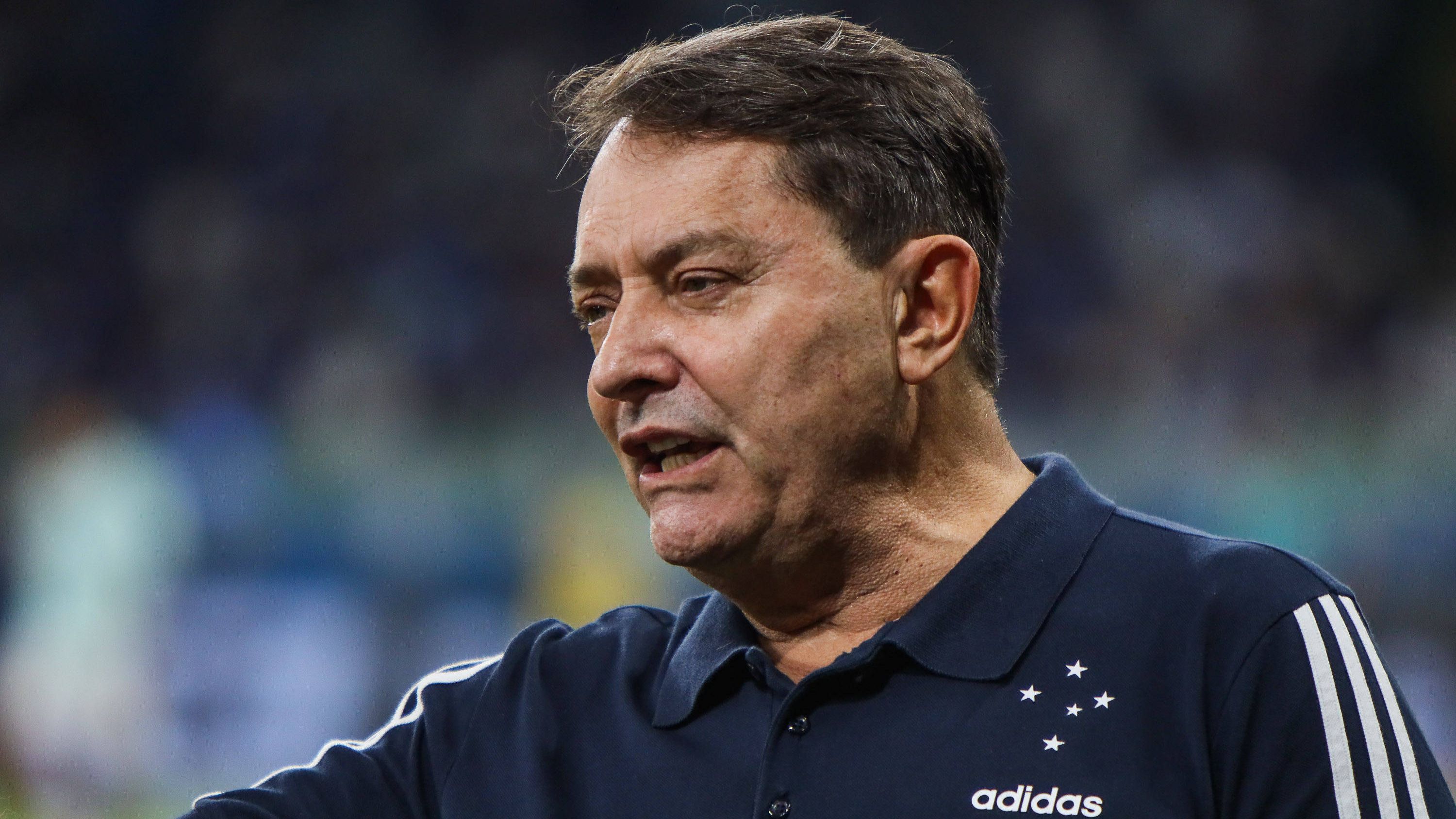 Torcida do Cruzeiro protesta e faz cobranças contra Pedrinho
