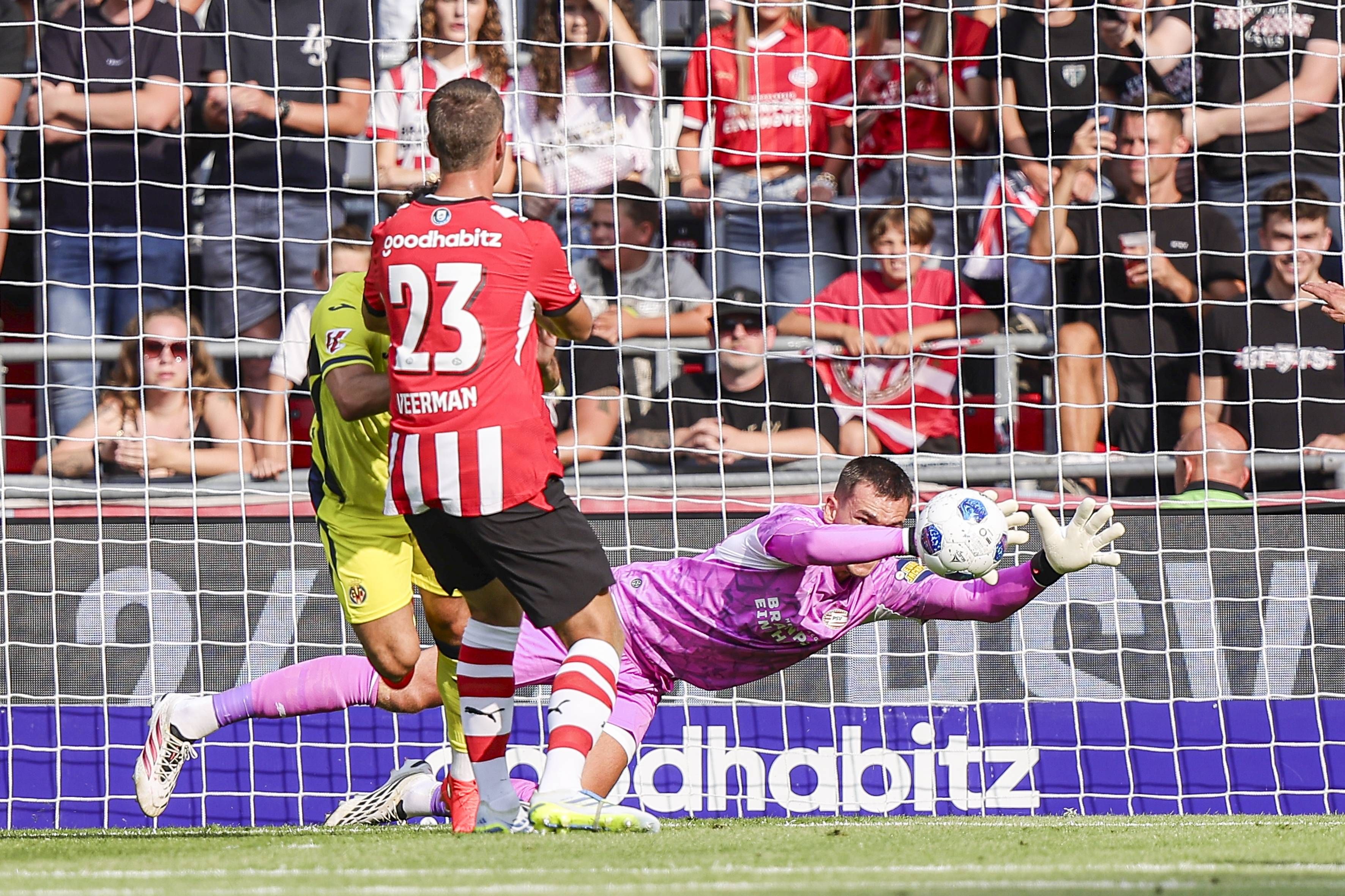 Le chaos défensif plombe le PSV lors de son match amical contre Villarreal