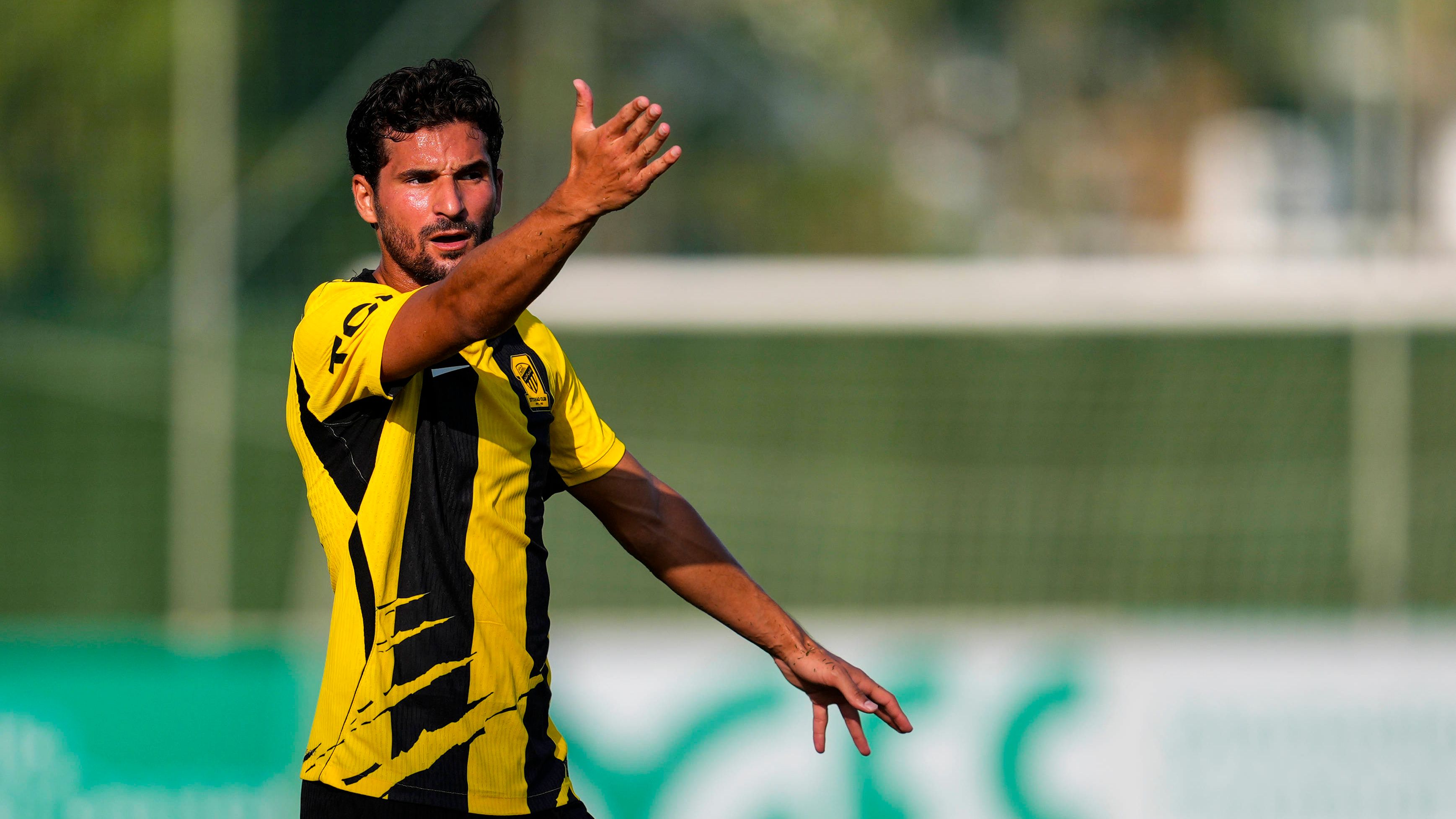 Em vídeo: joia do Al-Ittihad impede Houssem Aouar de entrar para a história