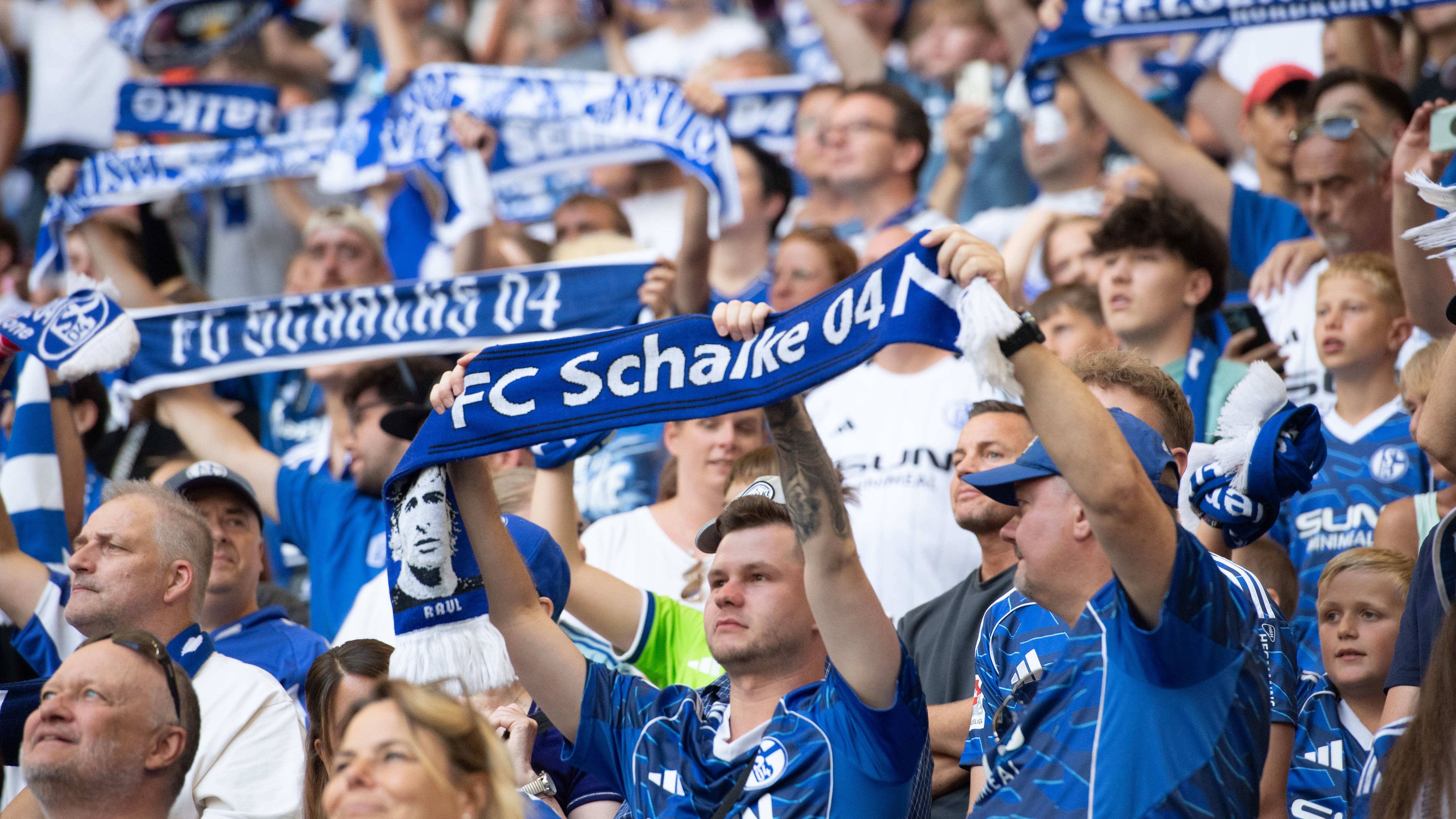 Decepção após hype da camisa: dirigente do S04 se defende das críticas
