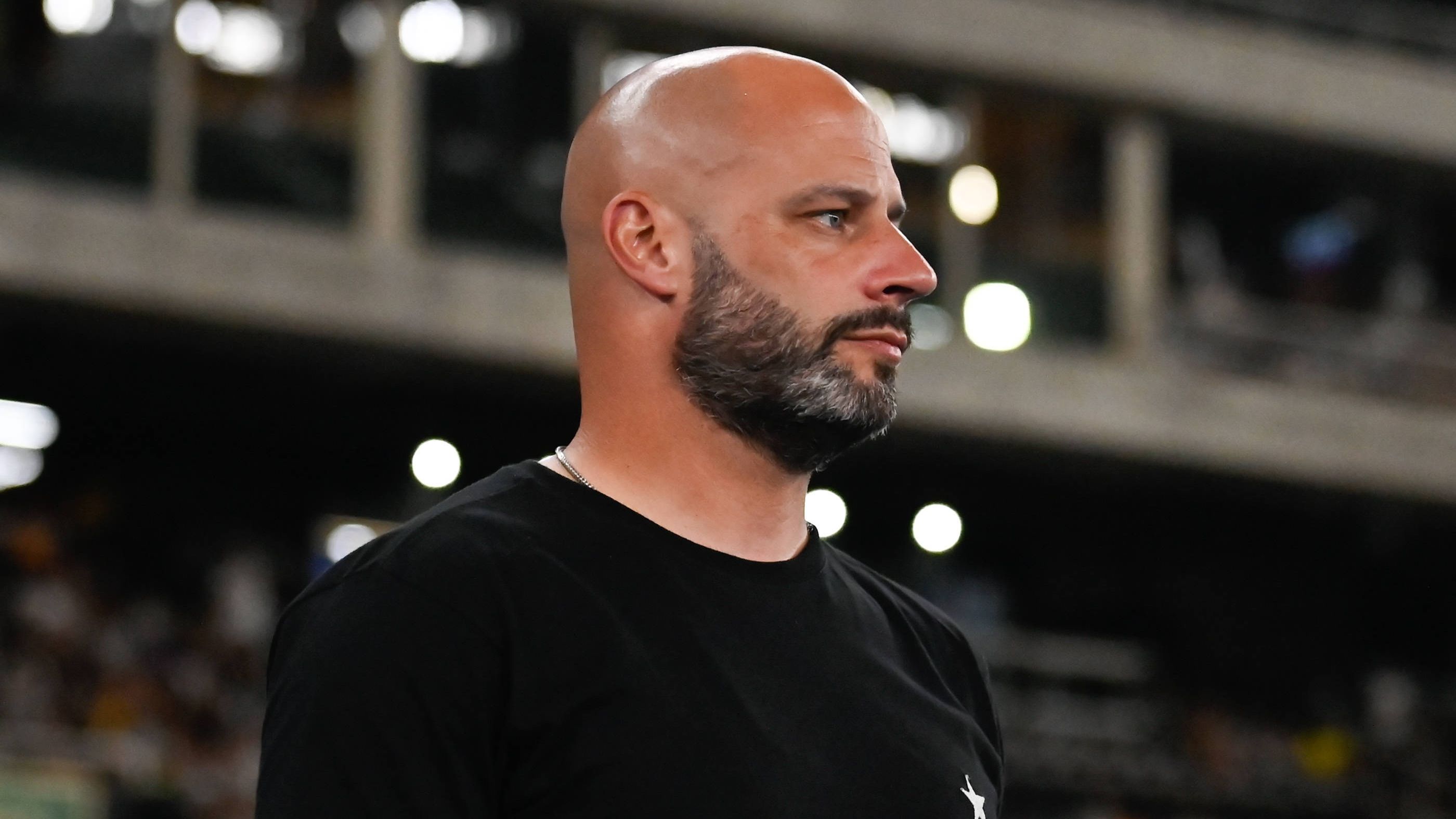 Botafogo chega sob protestos e Franclim Carvalho balança