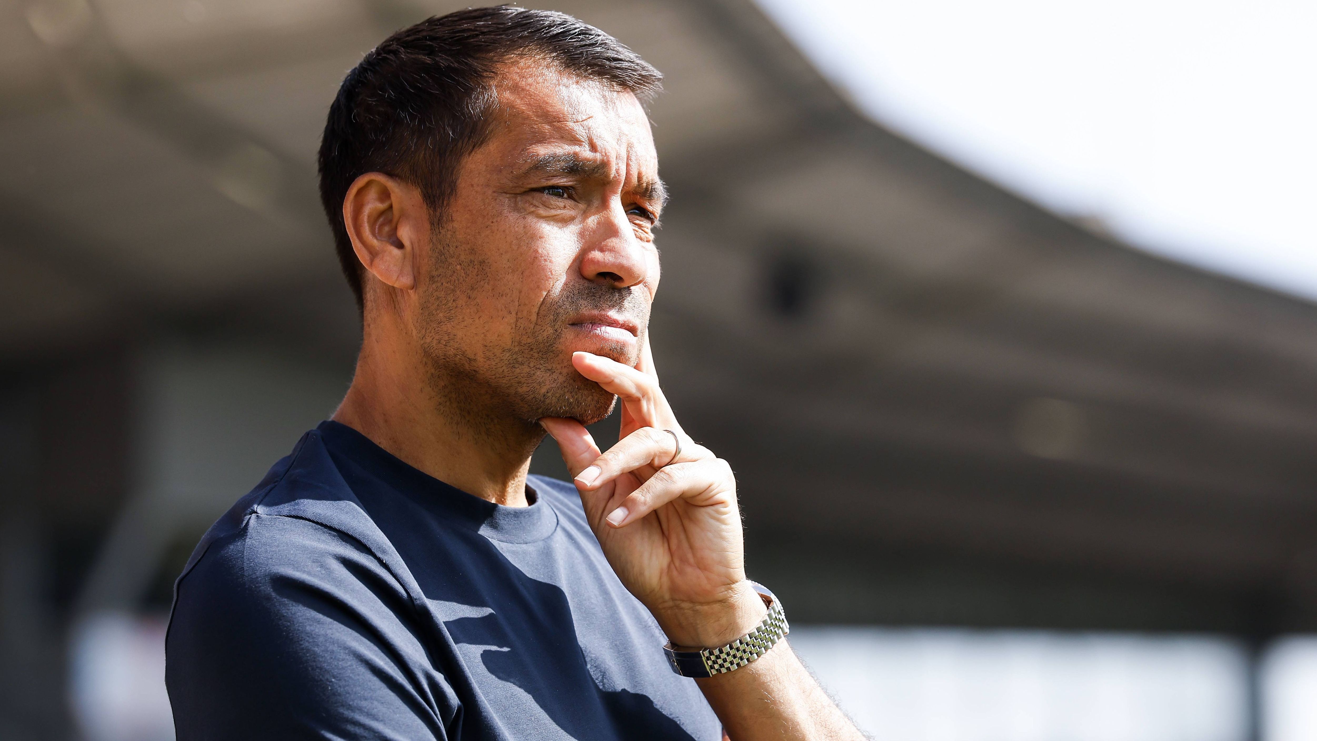 Van Bronckhorst faz uma mudança no time titular do Feyenoord para duelo com o Go Ahead