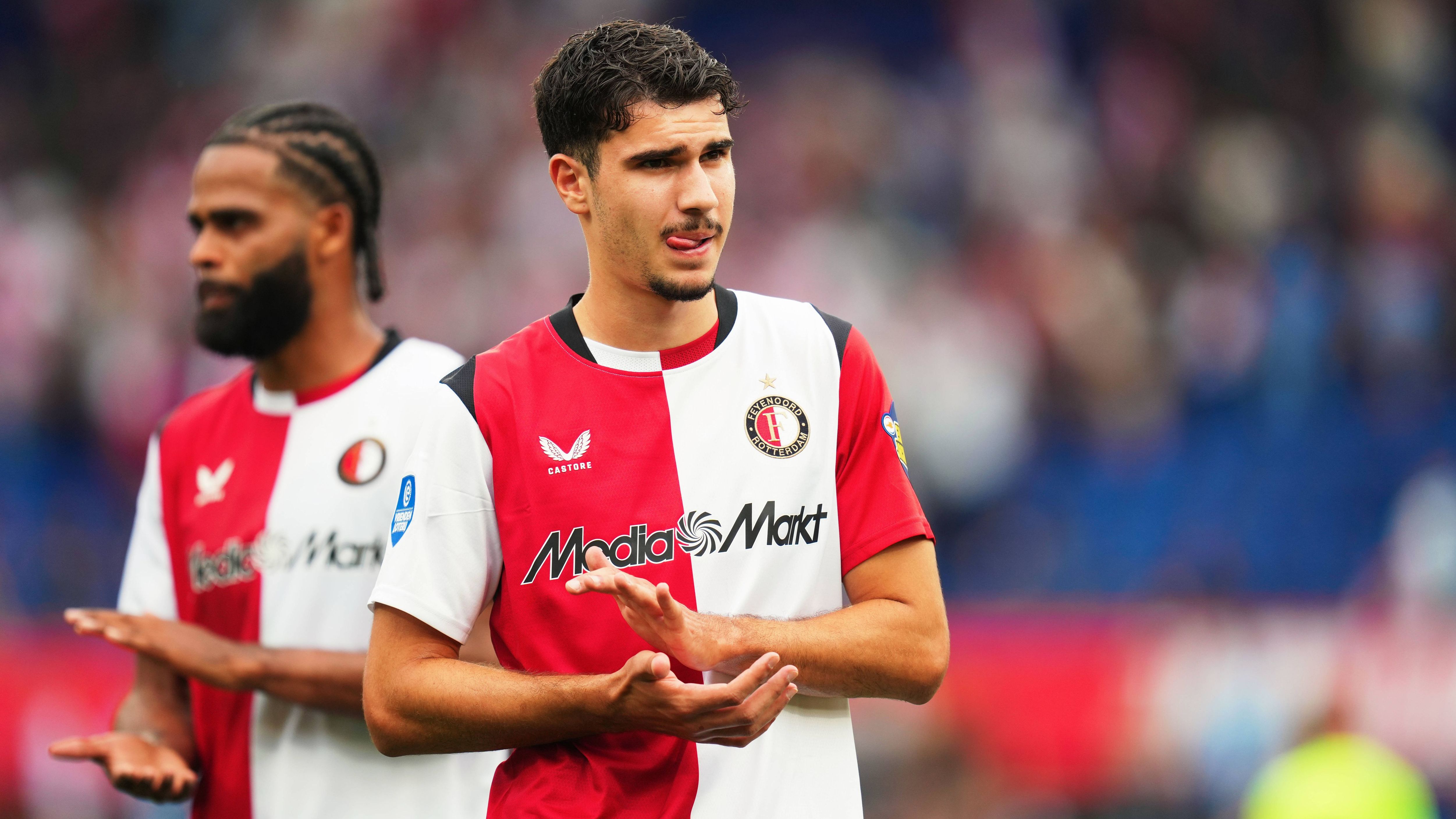 Van Persie marca pelo Feyenoord, que é derrotado em amistoso com portões fechados