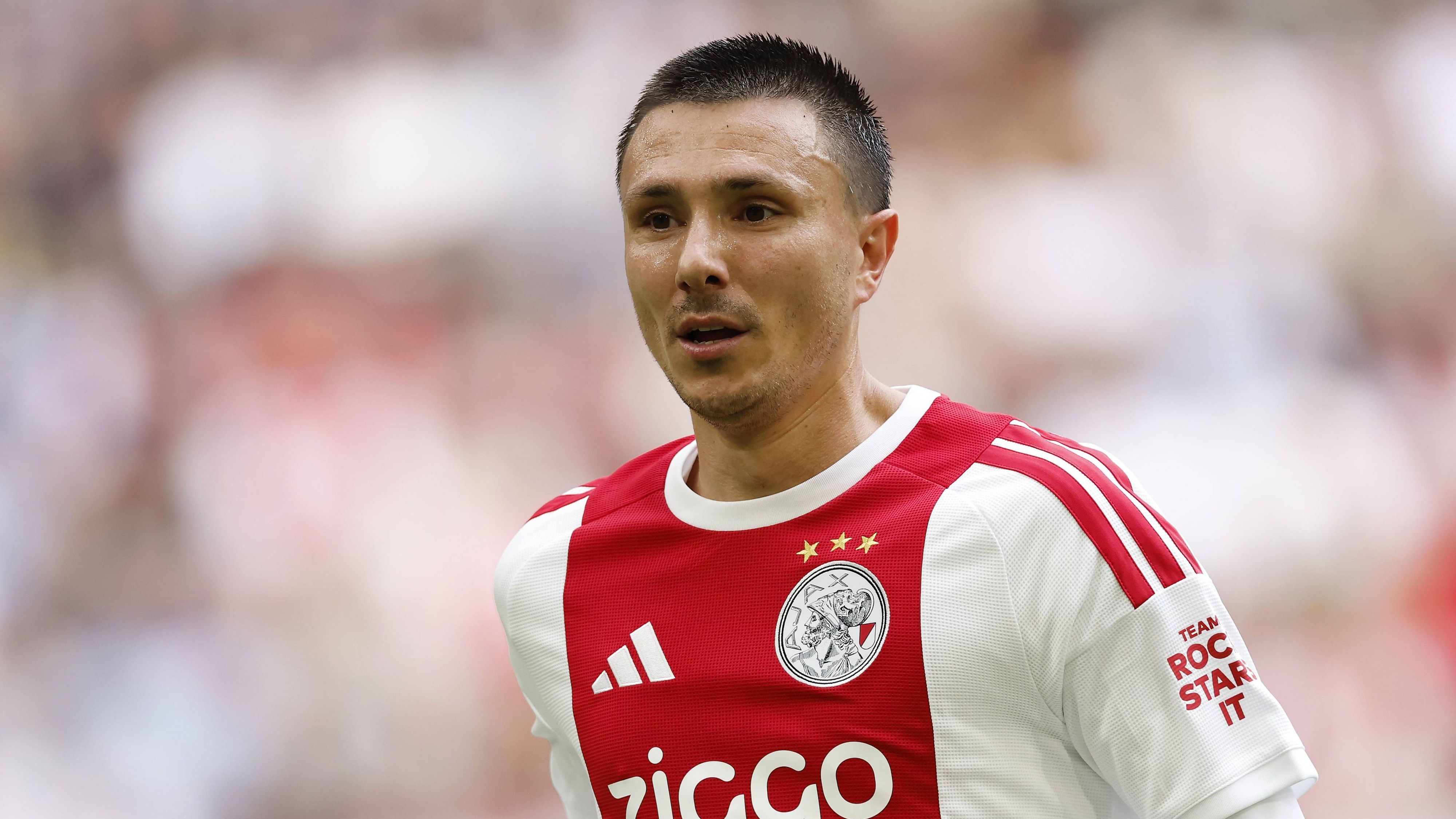 Steven Berghuis arruma confusão após Ajax x Heerenveen: "Teve uma boa educação?"