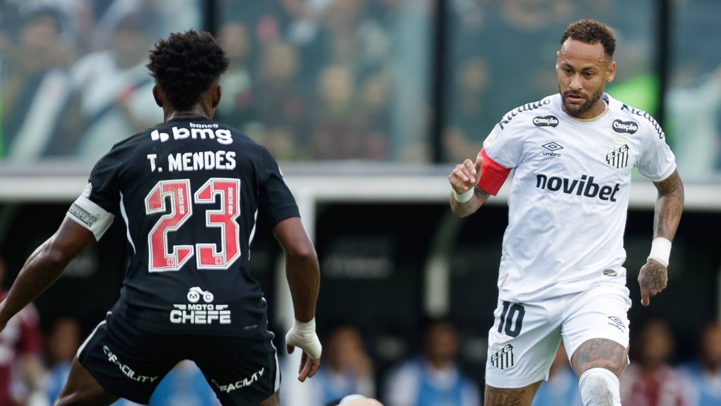 Neymar e Thiago Mendes evitam cumprimento antes de duelo