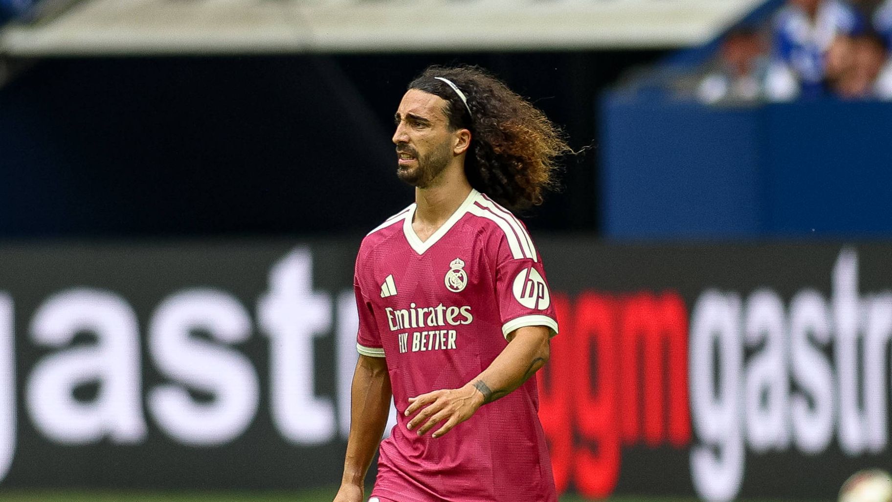 Cucurella é vaiado por torcedores em estreia pelo Real