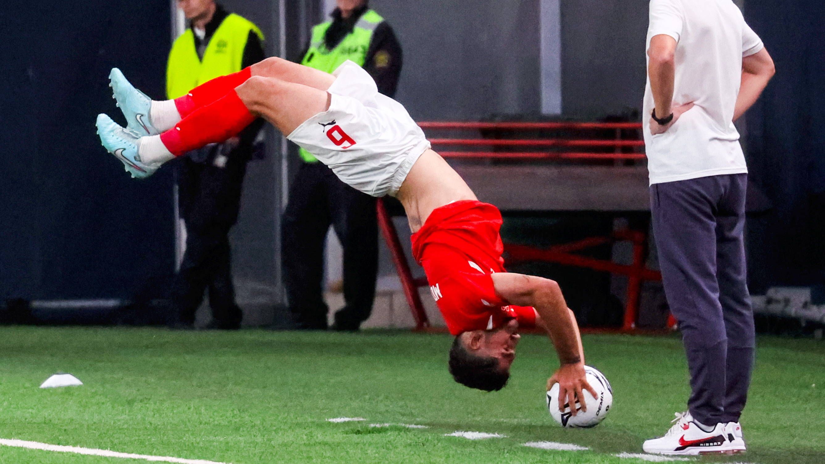 📽️ | Astrela iraniana Mohammadi dá assistência com arremesso lateral acrobático incrível