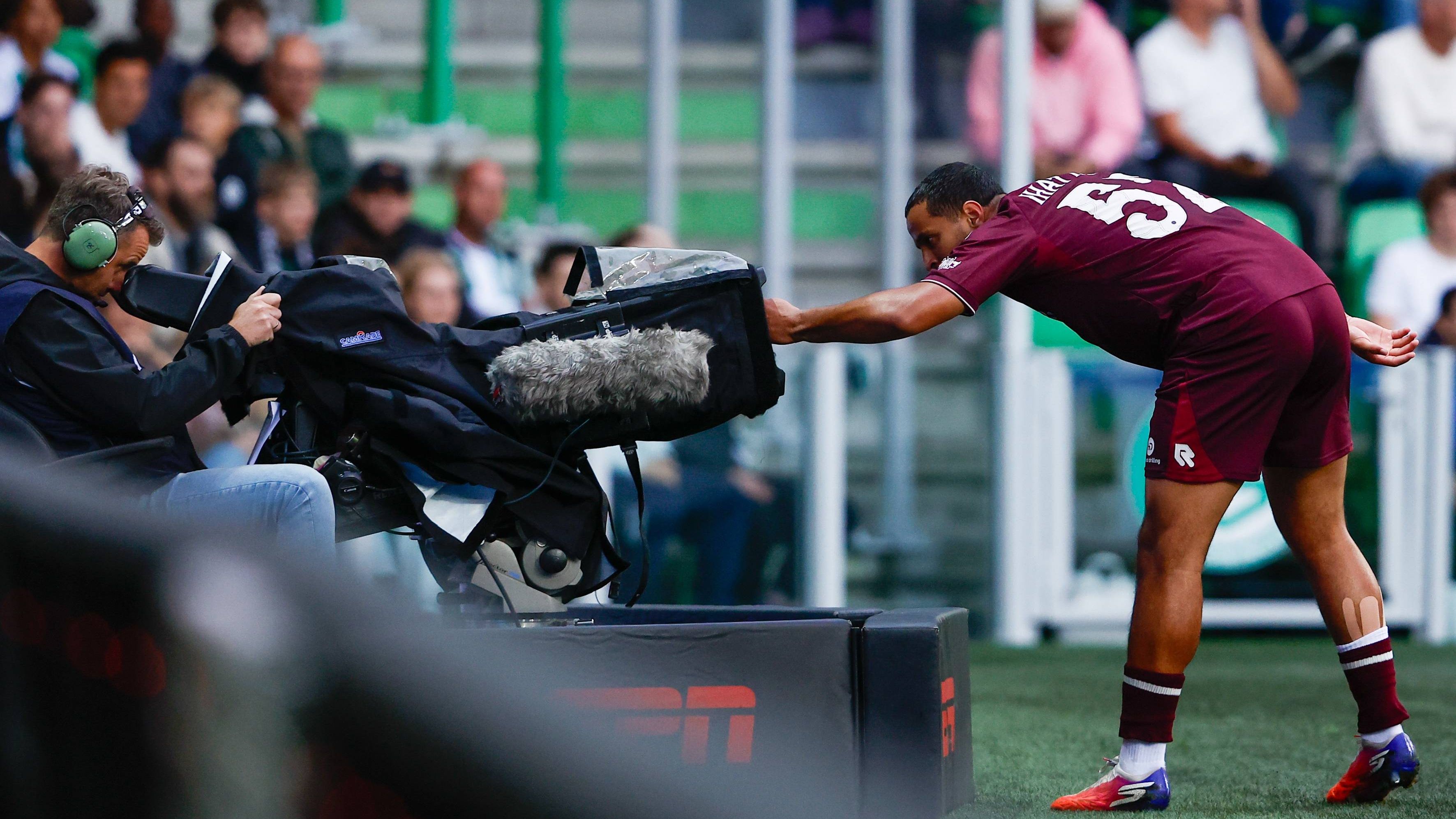 Mohamed Ihattaren causa polêmica com ação “bizarra” após gol do Fortuna Sittard
