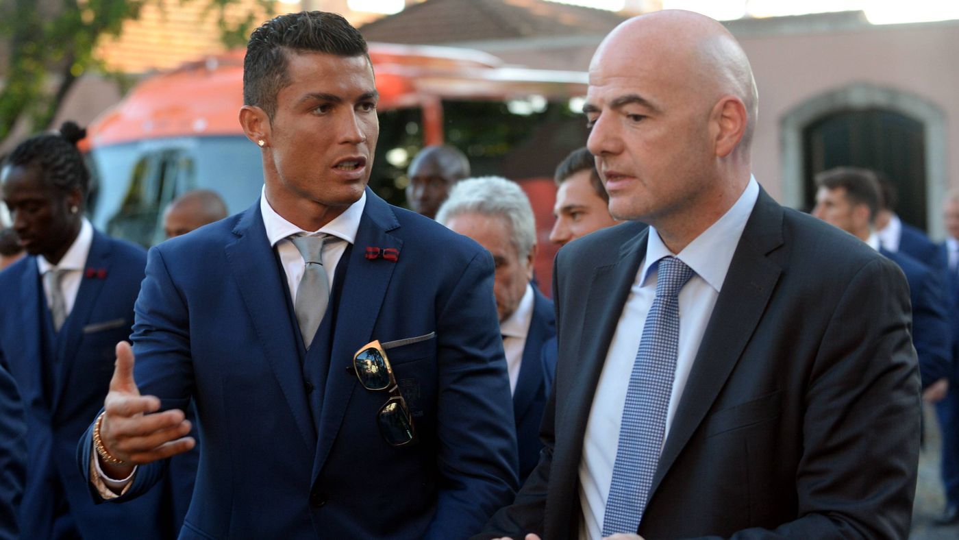 فيديو | لقاء ثقيل على قلبه وهنأه على الاقتراب من الألف هدف.. رد فعل غريب من كريستيانو رونالدو بعد مقابلة إنفانتينو!