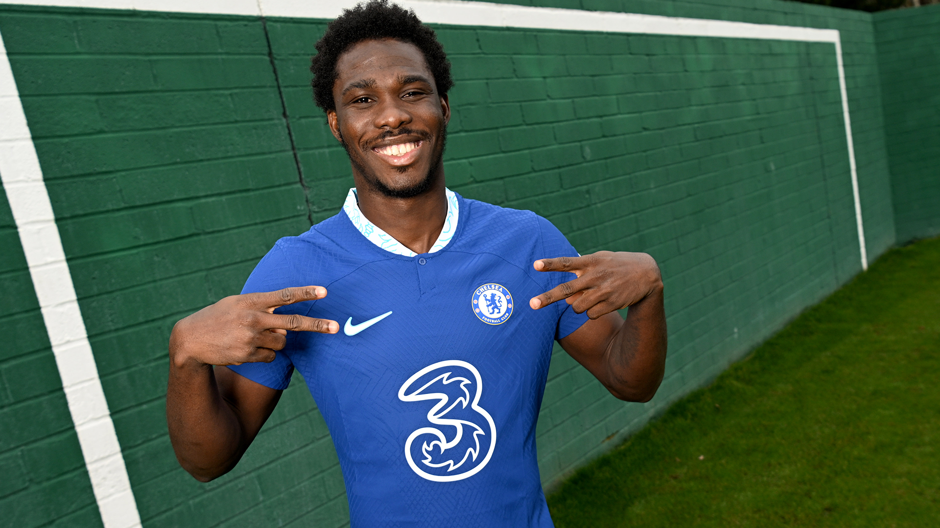 He's here! Chelsea release photos from David Datro Fofana's introductory  shoot | Goal.com UK