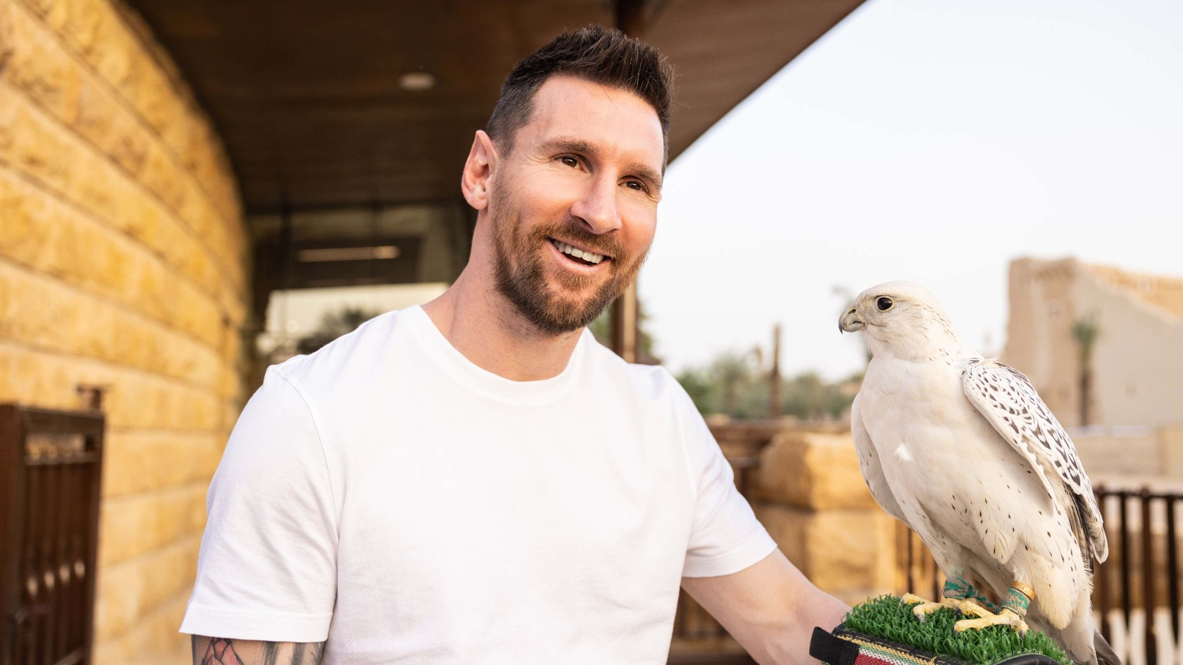 Leo Messi with the white falcon in Diriyah
