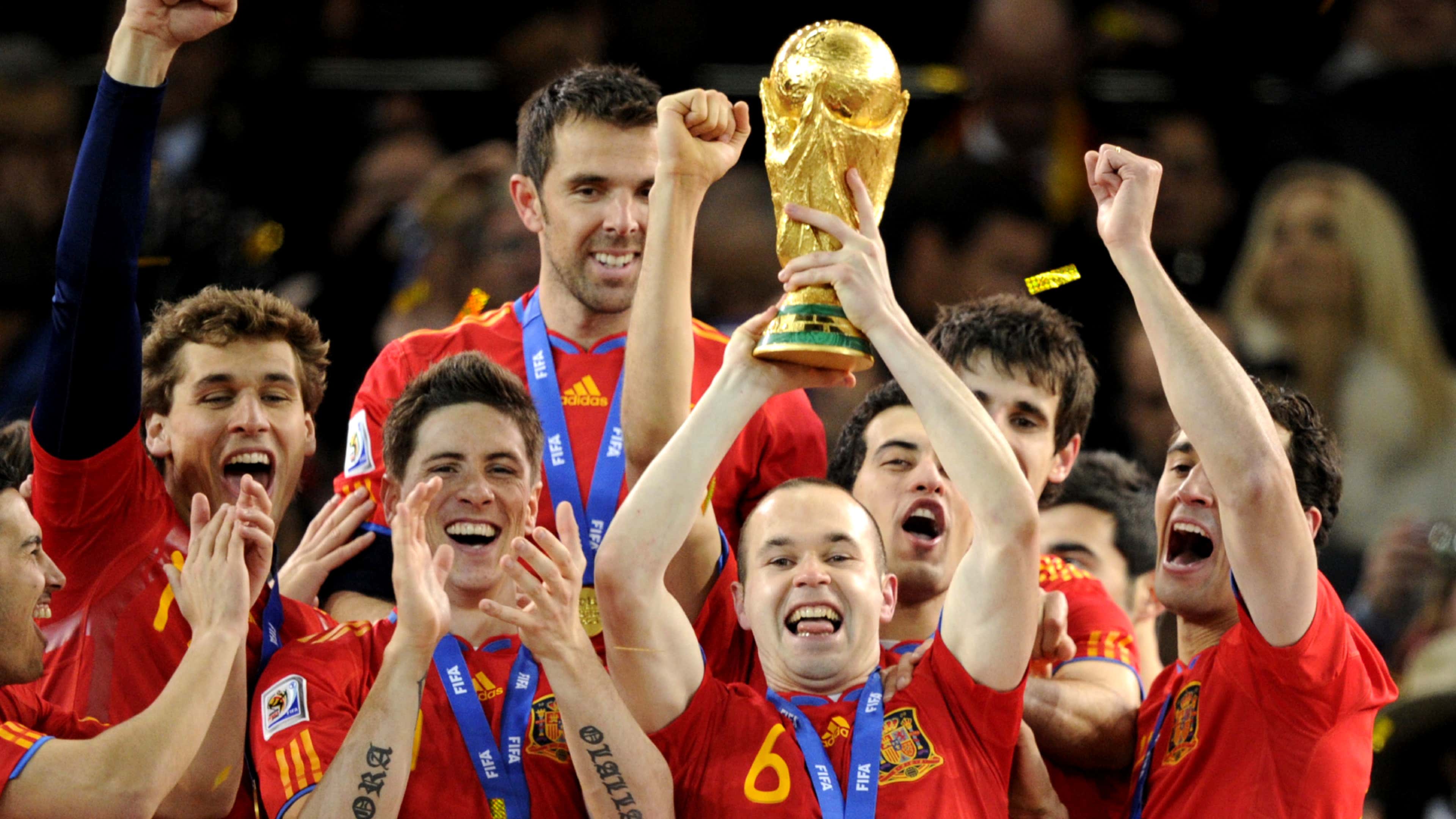 Сколько раз становилась чемпионом сборная команда испании. Андреас Иньеста с Кубком. Спорт в Испании.