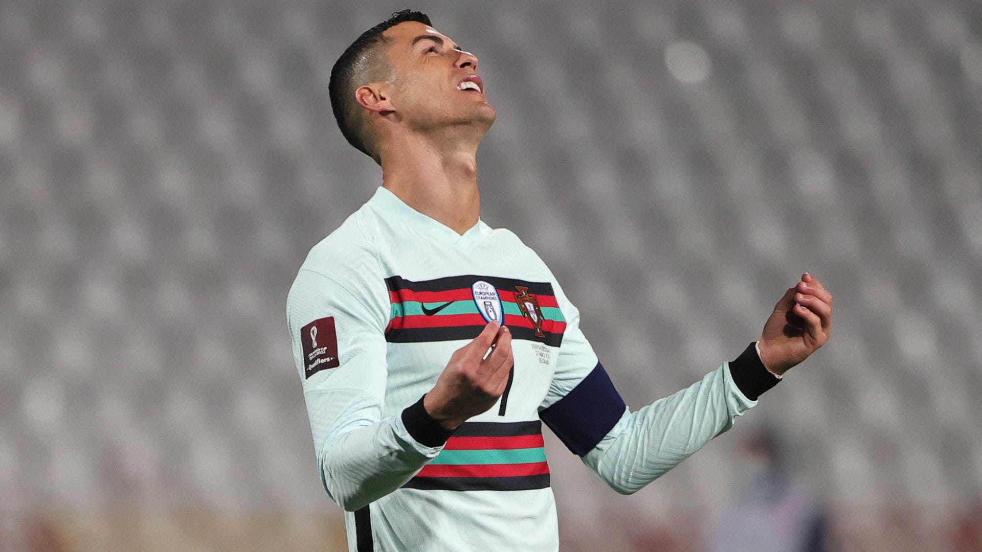 Vì sao Ronaldo nổi cáu, ném băng đội trưởng?