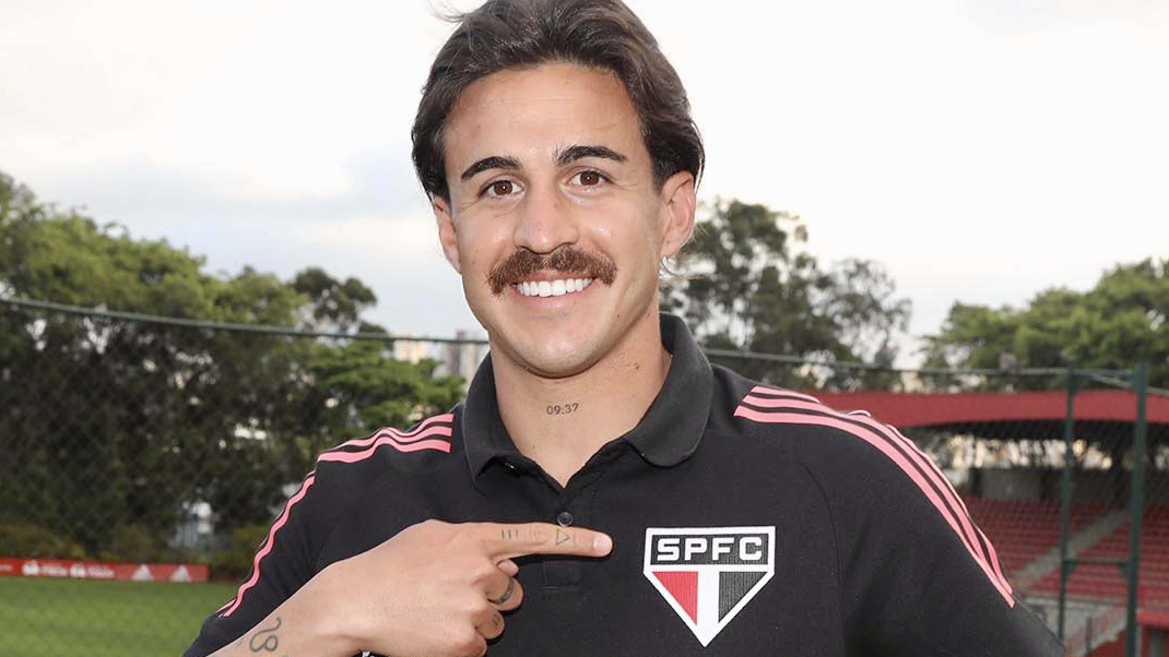 De boina e bigode, Gabriel Neves foge do perfil boleiro no São Paulo com  passeios em parques e cafés, são paulo