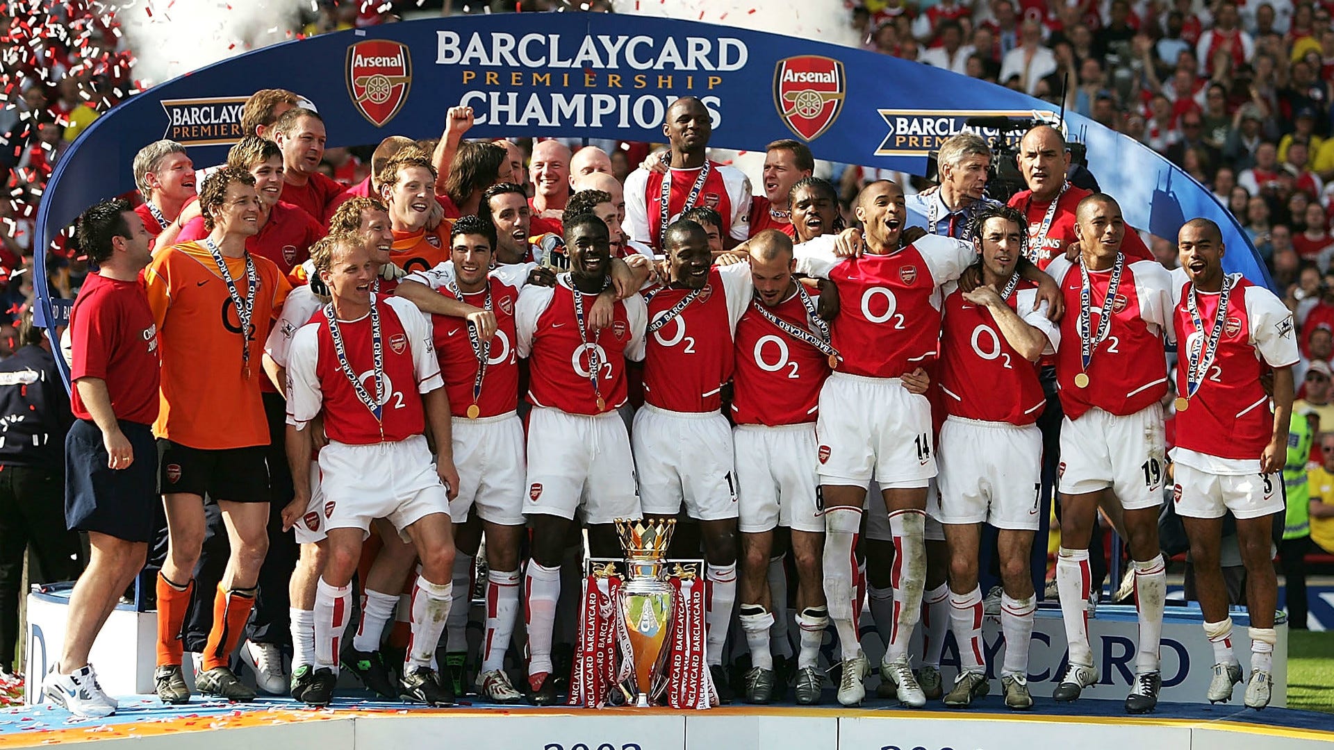 (Ngoại hạng Anh) Nhìn lại đội hình bất khả chiến bại của Arsenal năm xưa