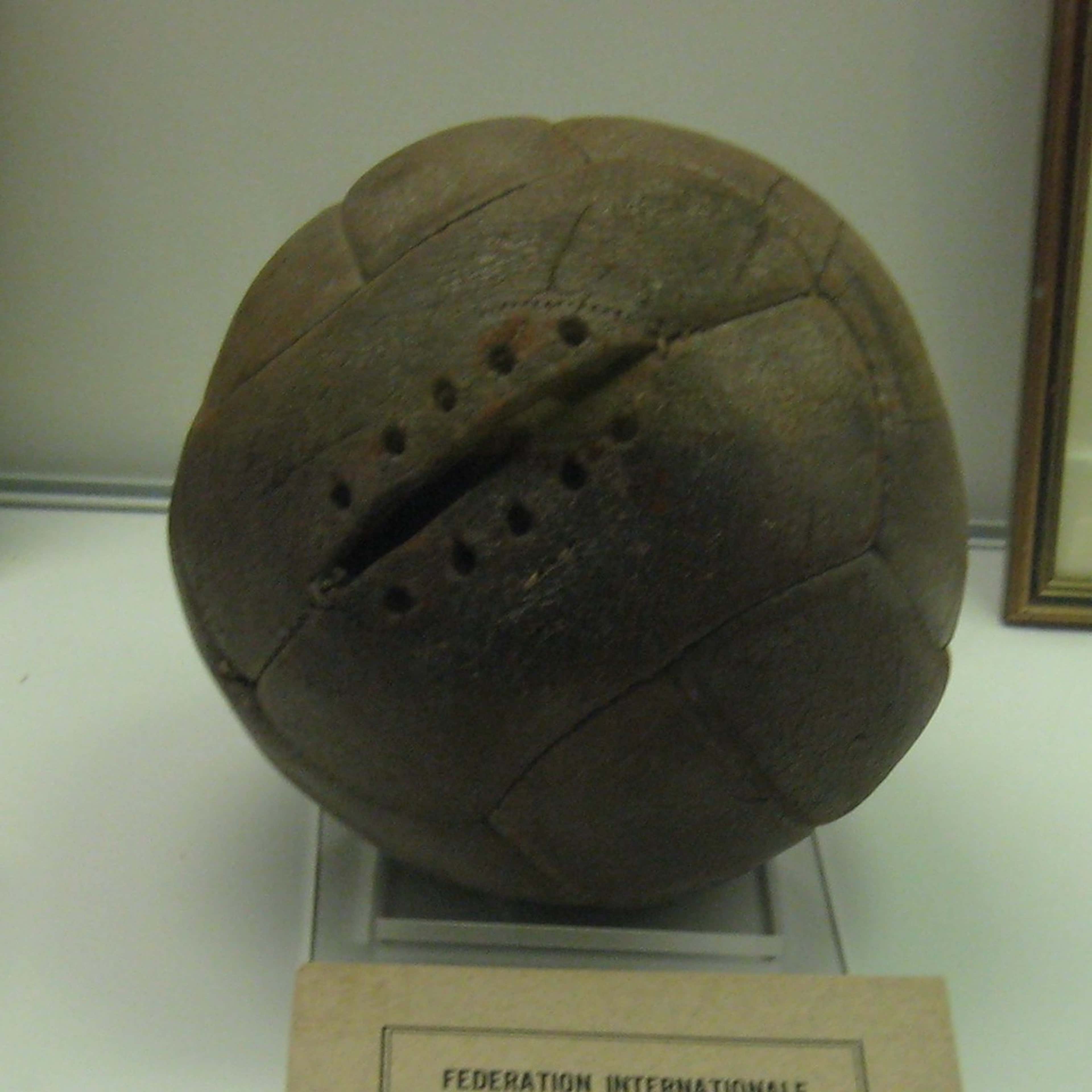 Первый мяч в футболе. Мяч ЧМ 1930. Первый мяч в мире. Самый первый мяч. Первый футбольный мяч.