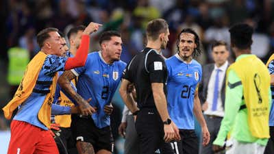 Uruguay players referee World Cup 2022