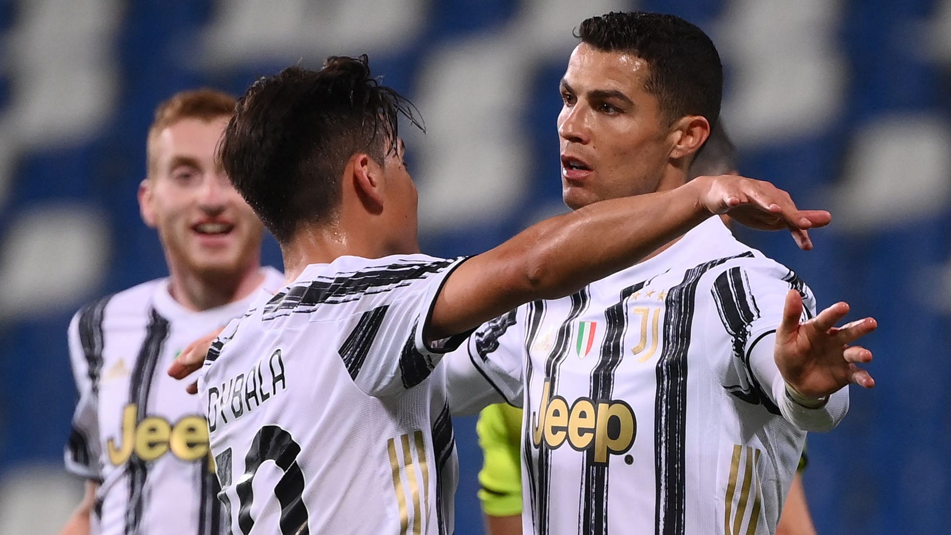 Juventus celebrate Cristiano Ronaldo goal vs Sassuolo 2020-21