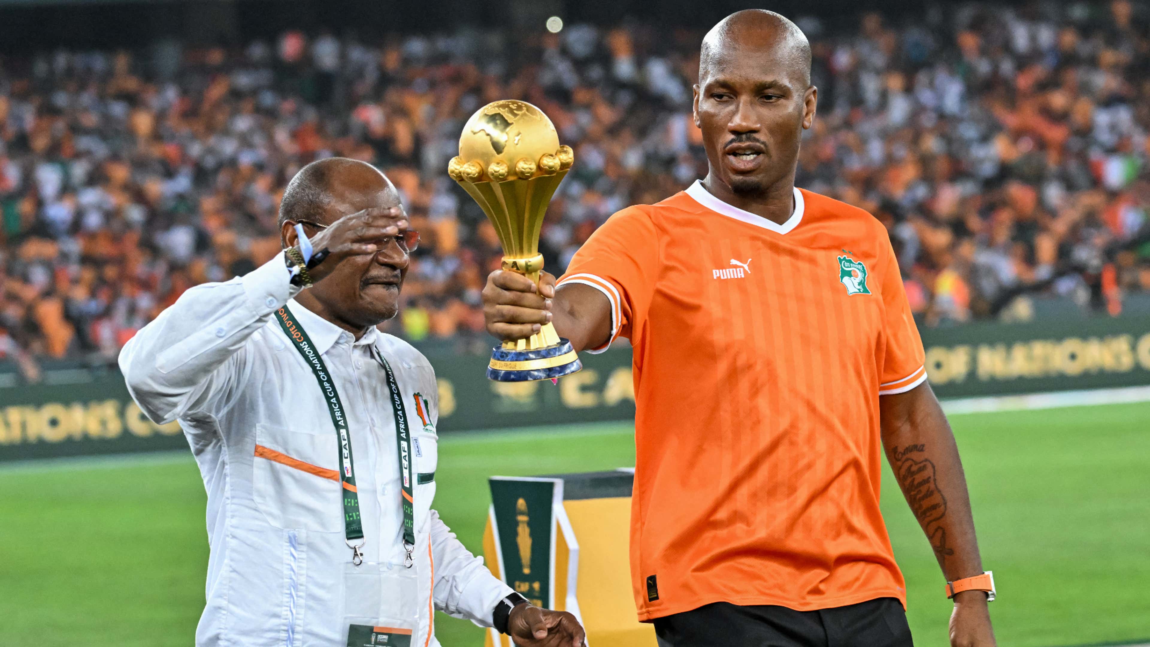 Drogba protagonista di Nigeria-Costa d'Avorio: porta la coppa in campo ed è virale per la sua esultanza | Goal.com Italia