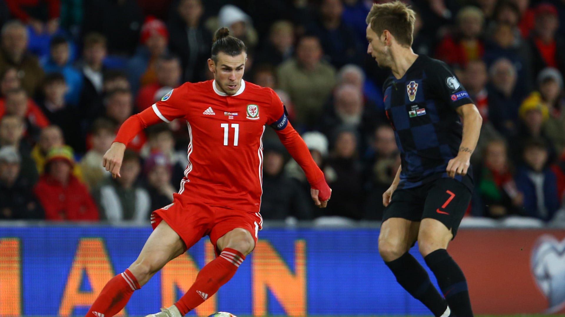 VIDEO: Frech! Gareth Bale macht Ivan Rakitic nass