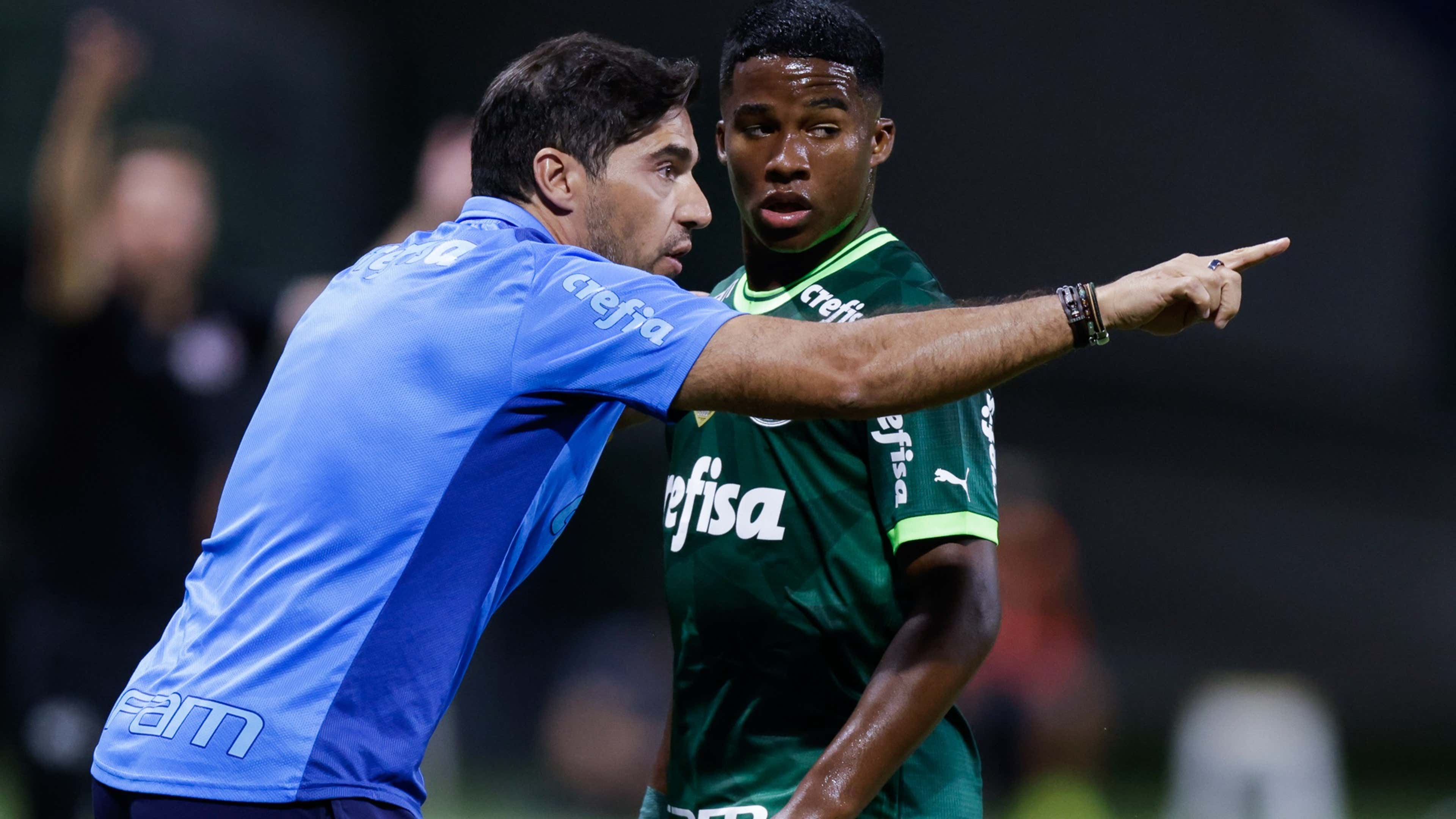 Abel Ferreira dá instruções a Endrick durante jogo do Palmeiras em 2023