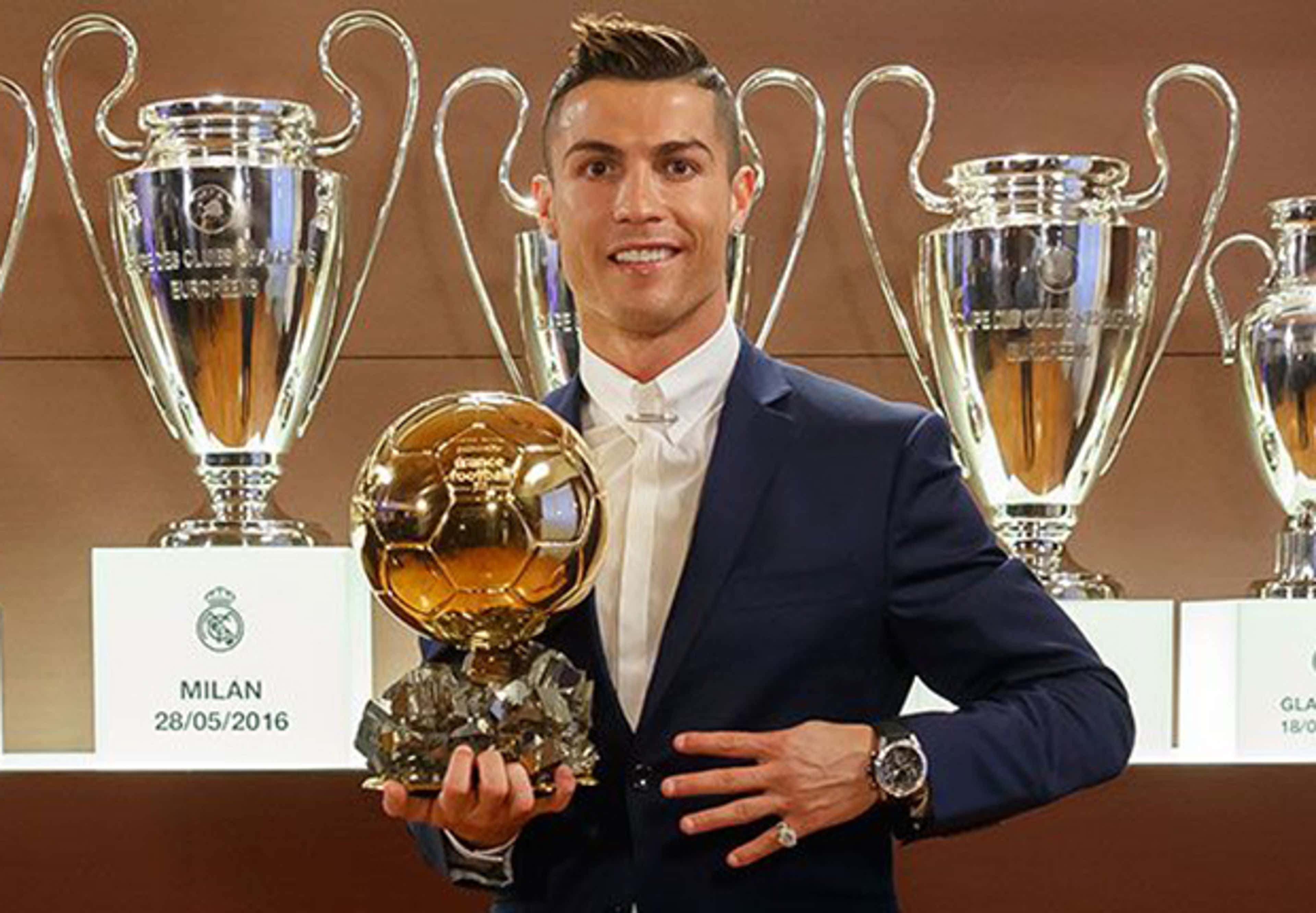 Как можно получить награду. Кристиано Роналдо с золотым мячом. Криштиану Роналду золотой мяч 2017. Криштиану Роналду золотой мяч 2016. Cristiano Ronaldo золотой мяч.