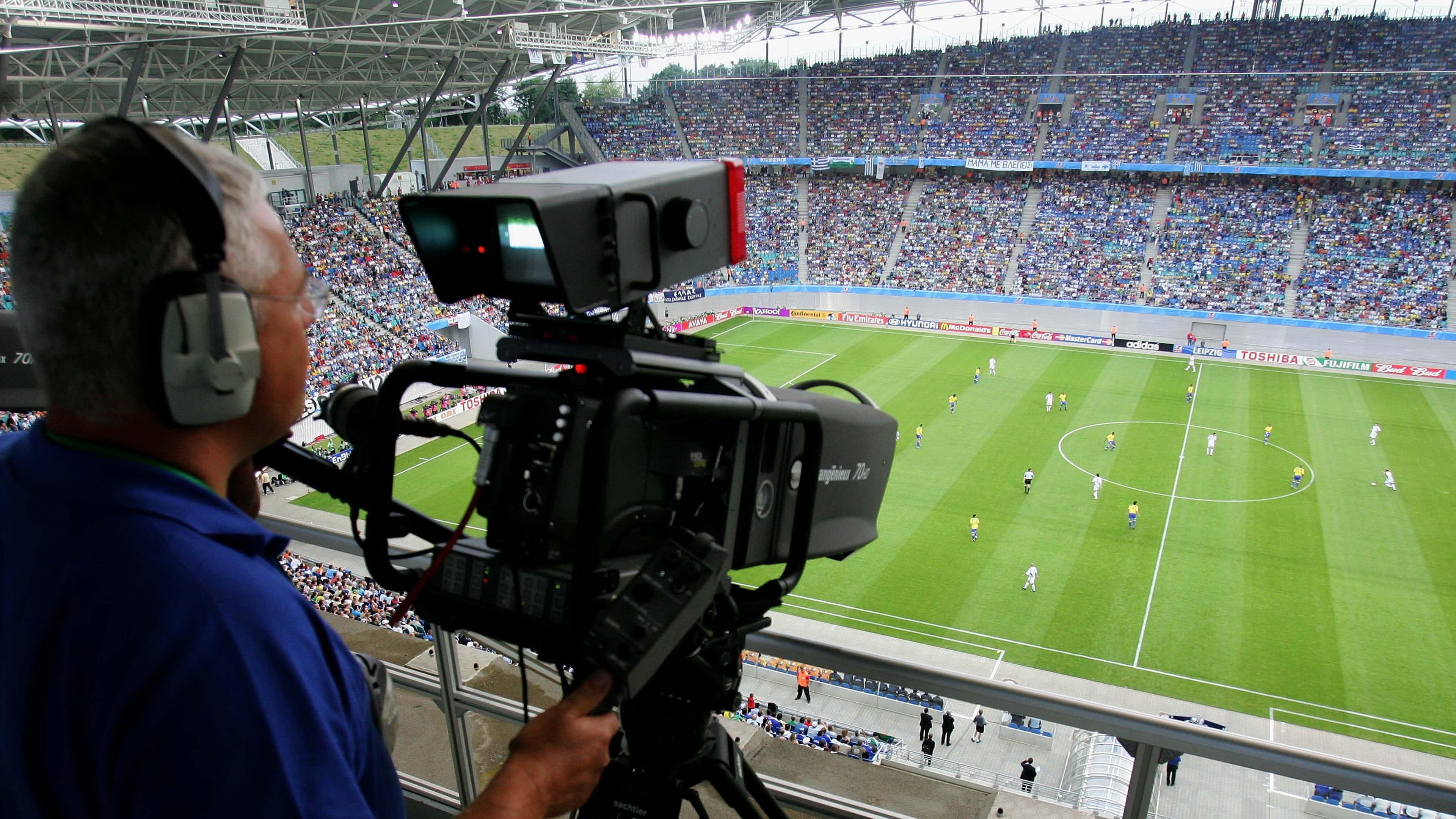 Трансляция 4 канала. Видеокамера для футбола. Камеры на футбольных стадионах. Трансляция спортивных матчей. Видеооператор футбол.