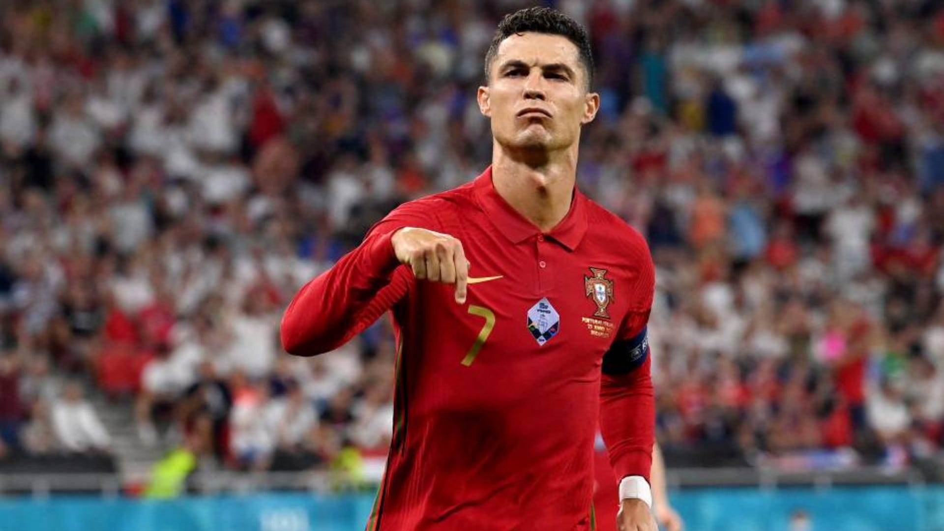 Cristiano Ronaldo: Bức ảnh này sẽ khiến trái tim bạn nóng rực khi Cristiano Ronaldo xuất hiện. Vị cầu thủ nổi tiếng này không chỉ là một huyền thoại của đội tuyển Bồ Đào Nha, mà còn là idôl của hàng triệu người trên khắp thế giới.