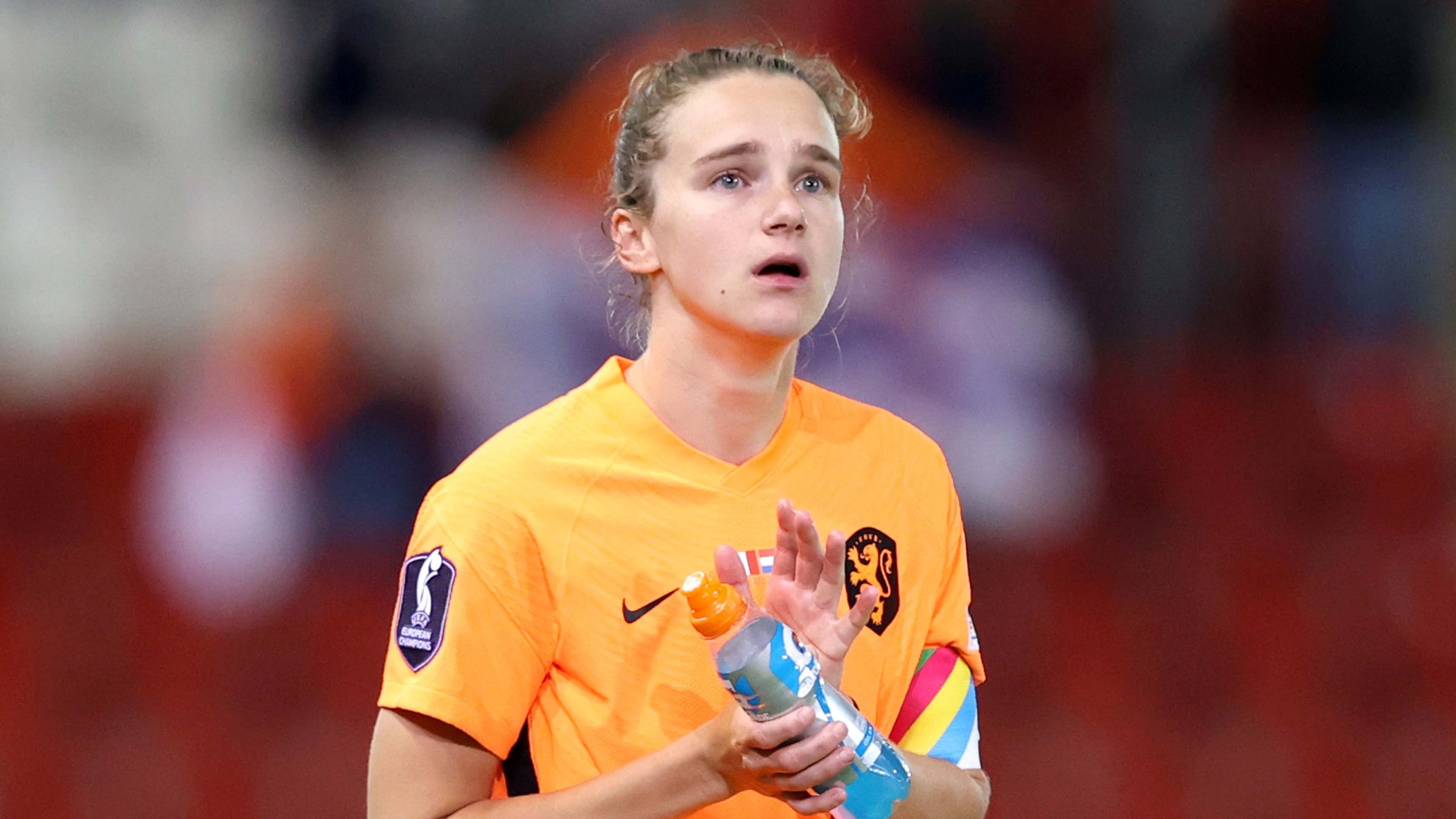 Arsenal star Vivianne Miedema offer injury update as she confirms she ...