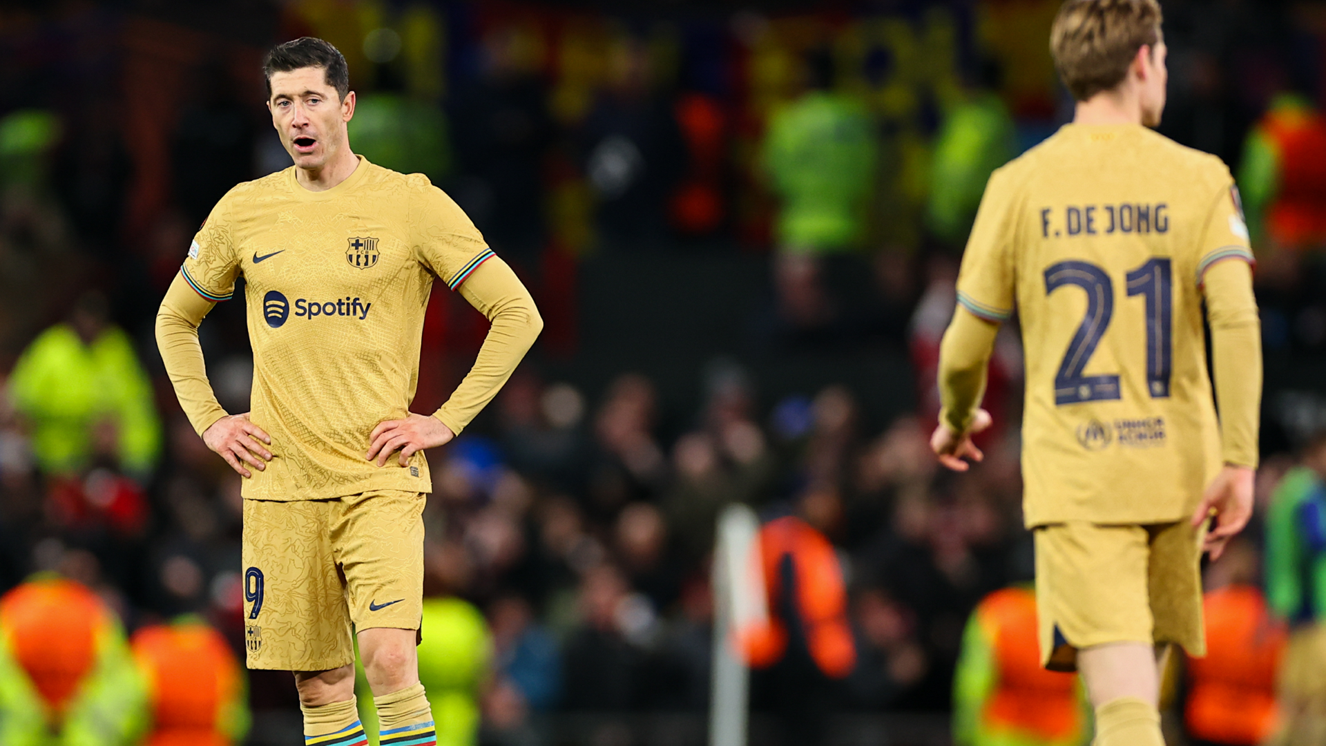 Barca's Robert Lewandowski seemingly disappointed after losing out to Man Utd. De Jong is in the same picture facing him